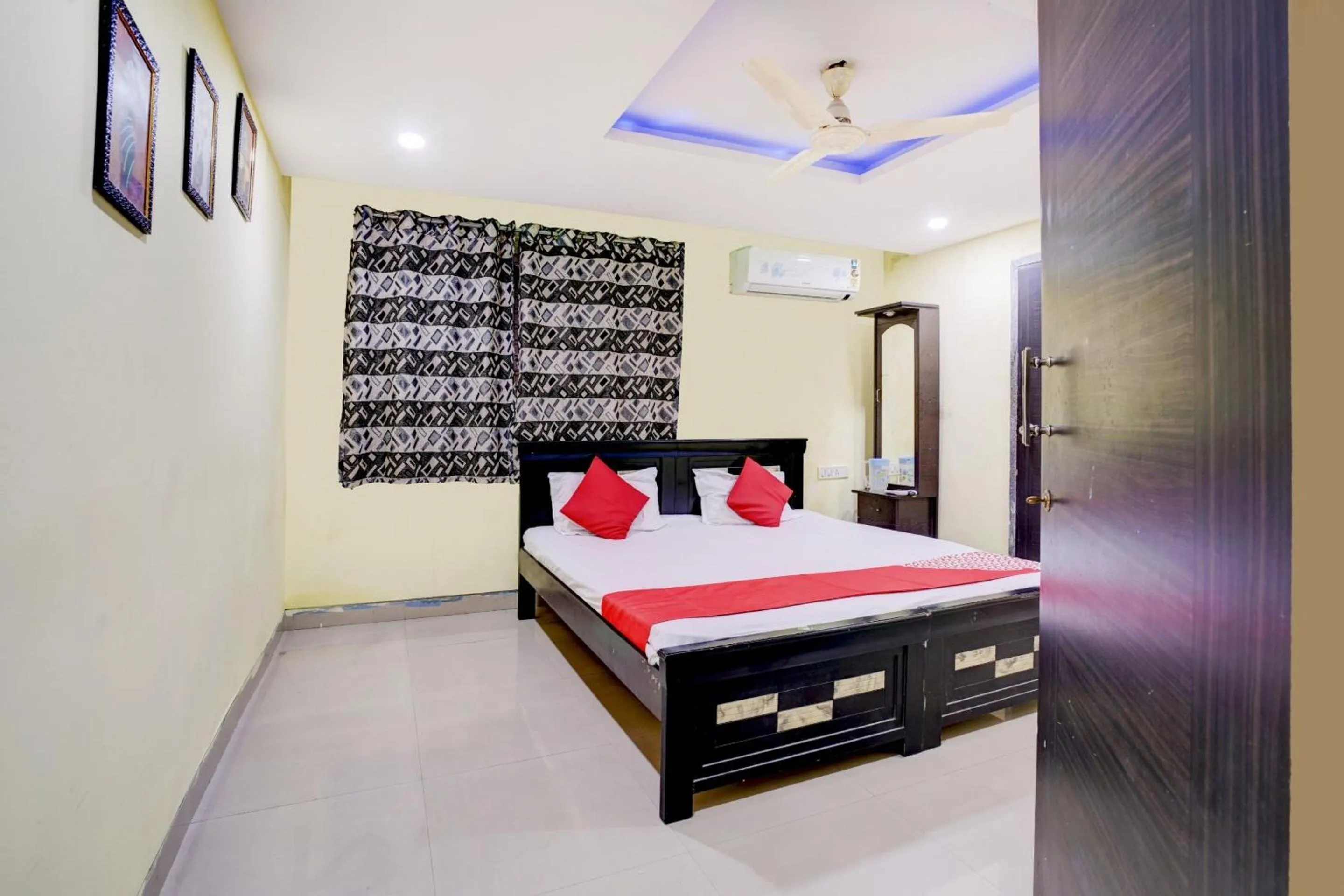 Bedroom, Bed in Hotel O Imperial Guest House