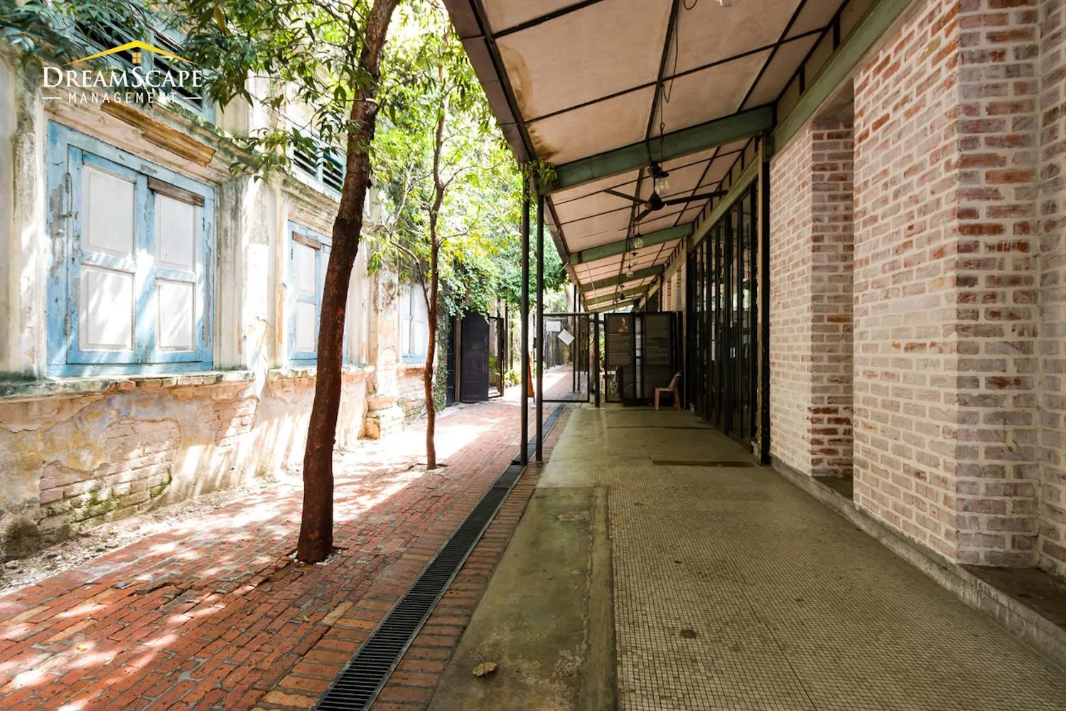 Facade/entrance in Belakang KongHeng By DreamScape