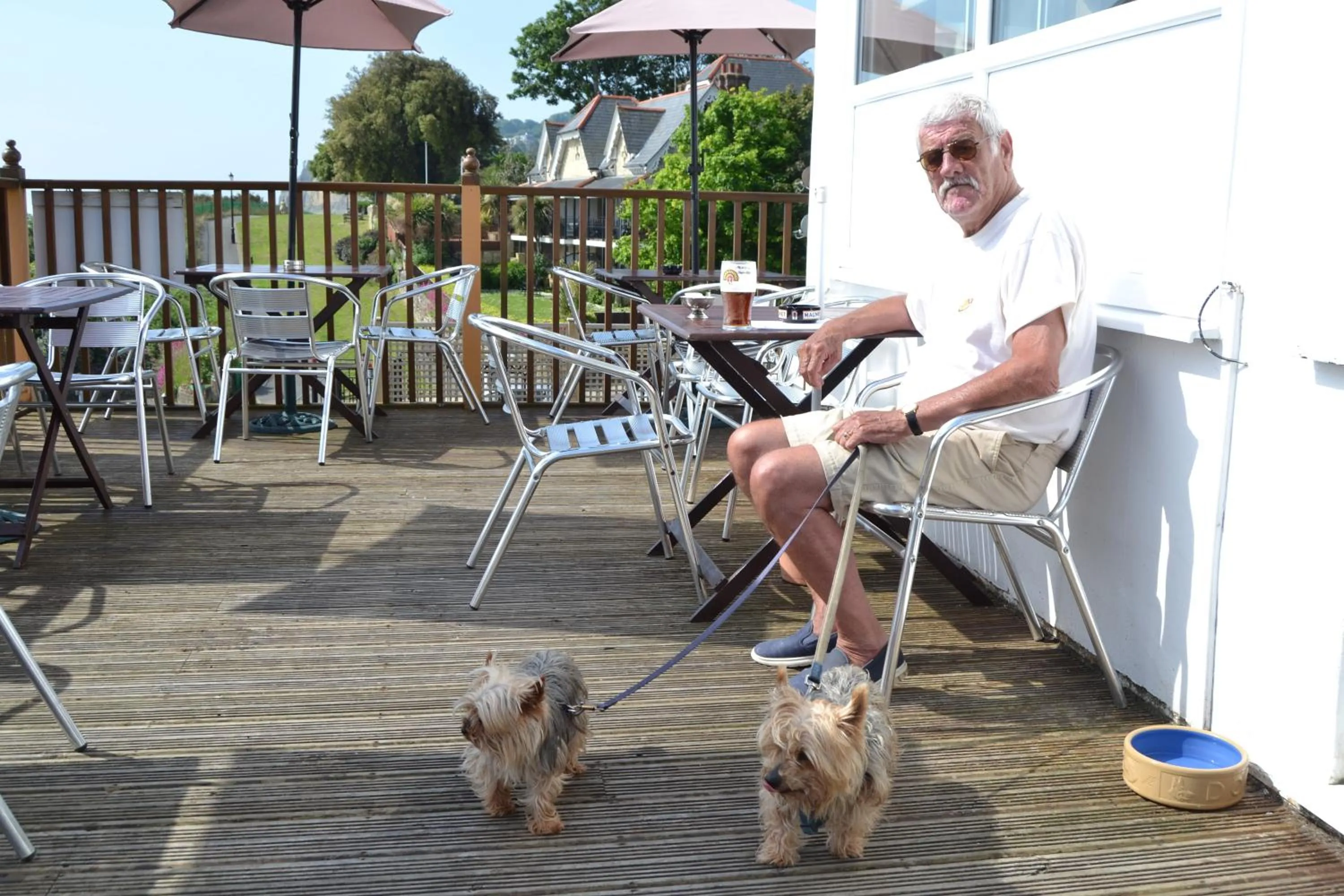 Restaurant/places to eat in Harrow Lodge Hotel