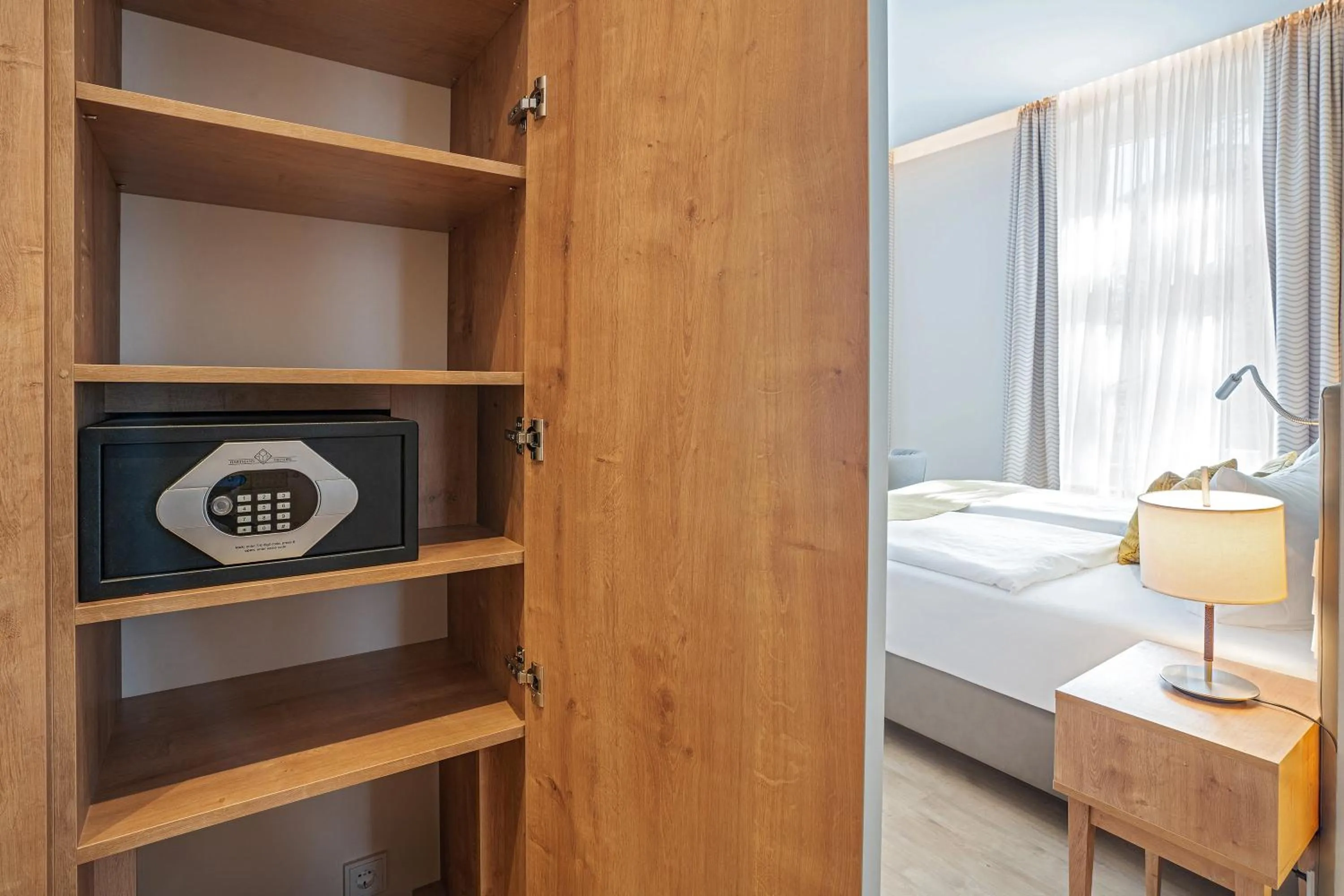 Photo of the whole room, Bed in SEETELHOTEL Ostseehotel das Entdeckerhotel an der Ostsee und der perfekte Startpunkt für Ihre Inselabenteuer