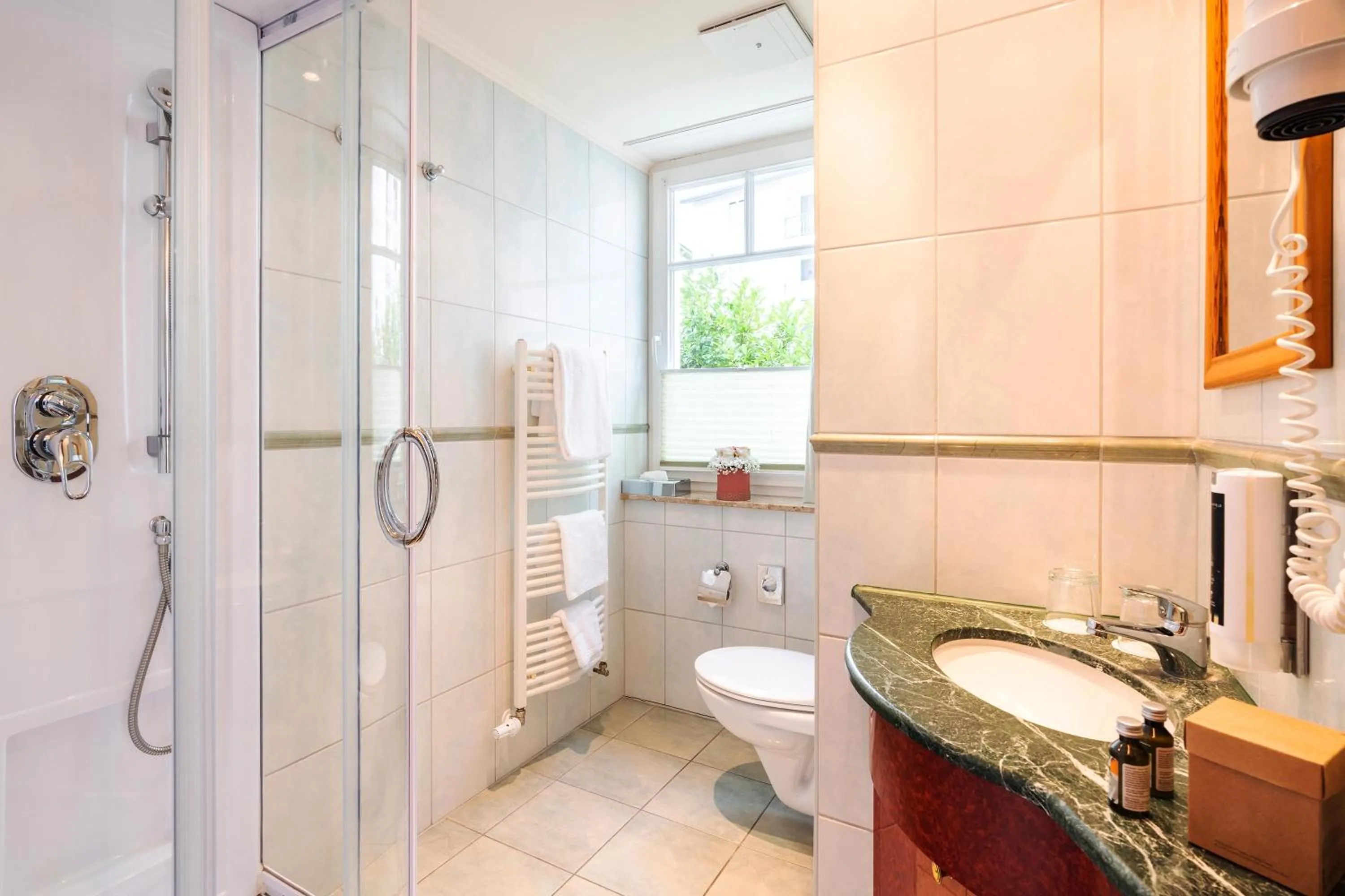 Bathroom in SEETELHOTEL Ostseehotel das Entdeckerhotel an der Ostsee und der perfekte Startpunkt für Ihre Inselabenteuer