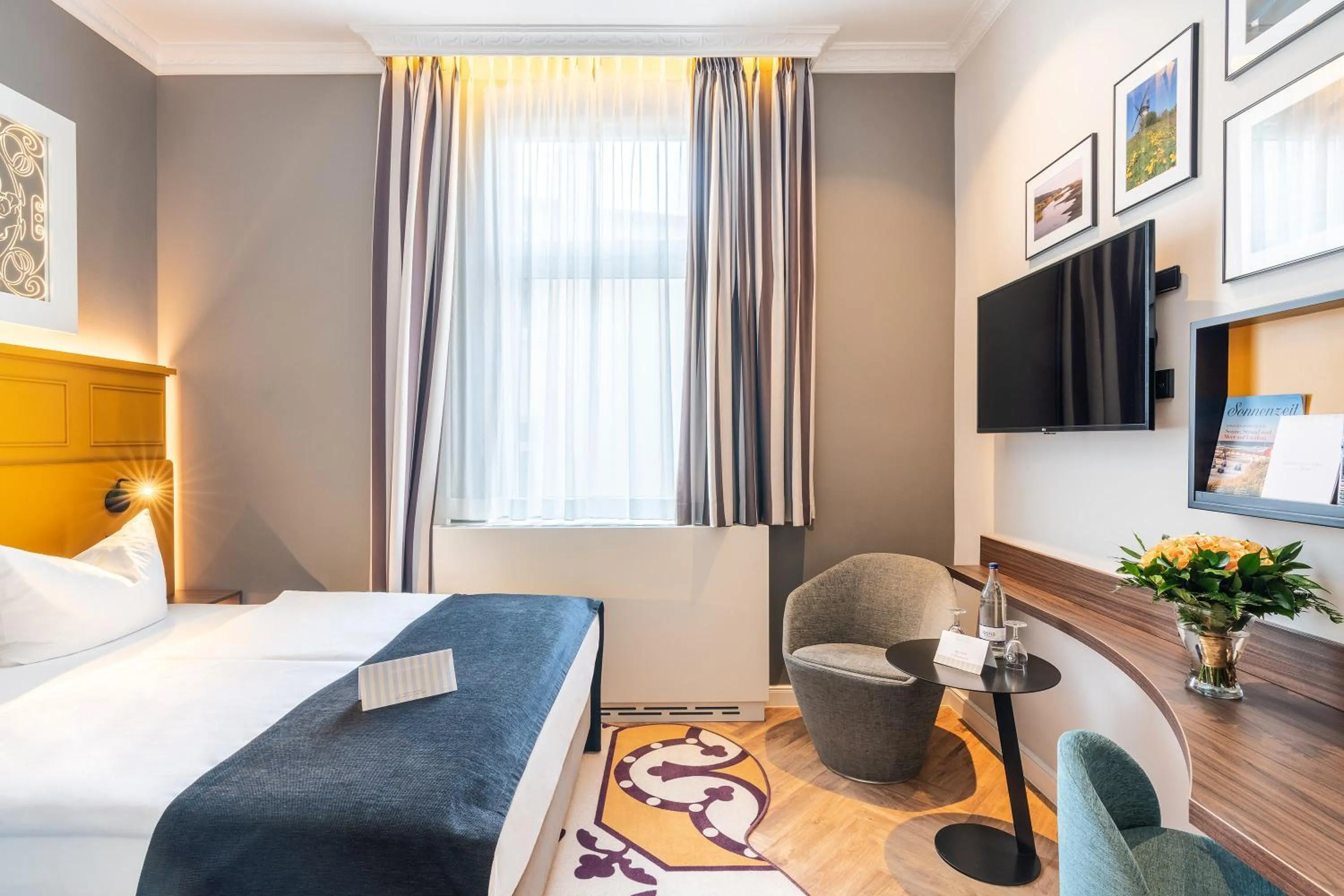 Photo of the whole room, Bed in SEETELHOTEL Ostseehotel das Entdeckerhotel an der Ostsee und der perfekte Startpunkt für Ihre Inselabenteuer