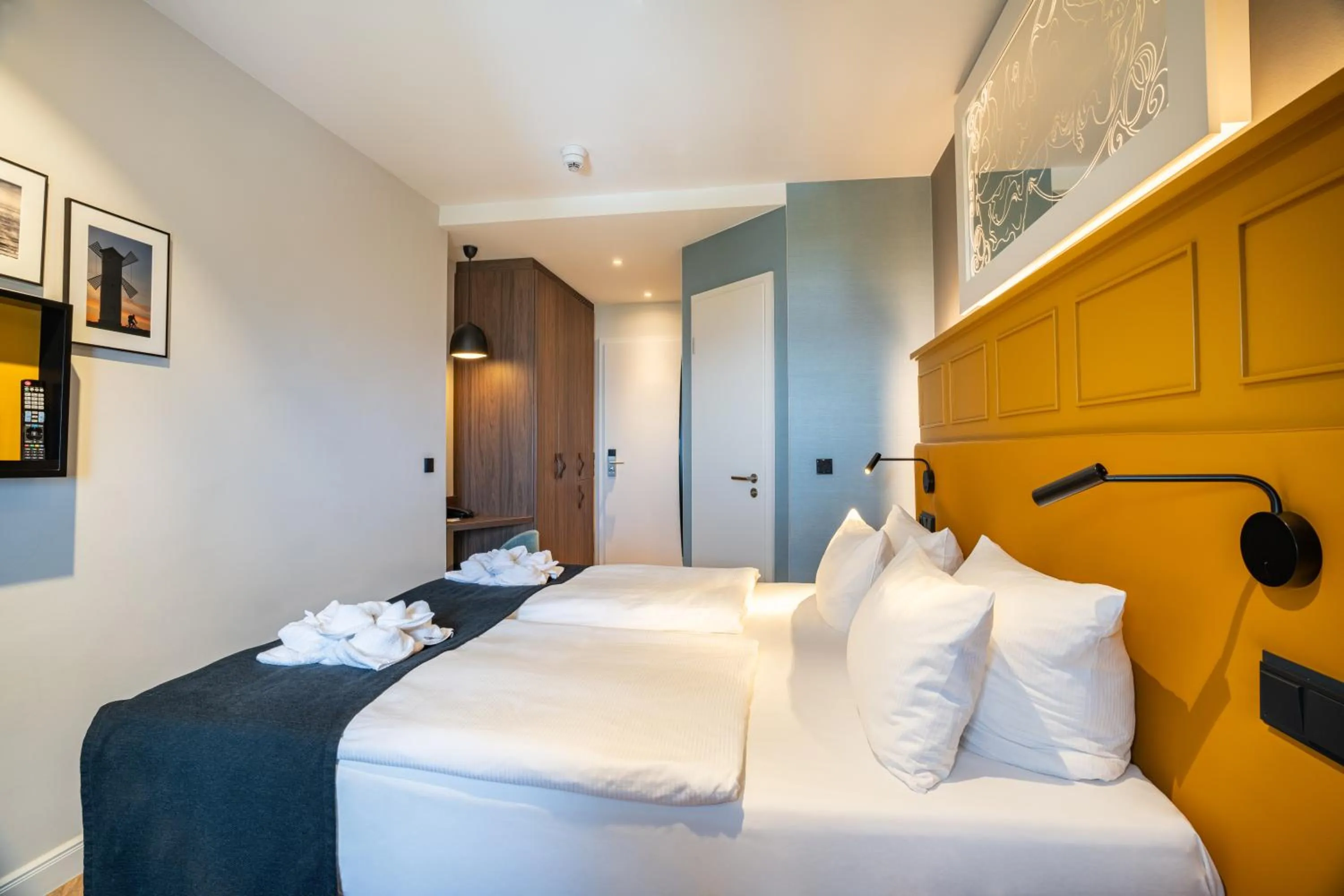 Photo of the whole room, Bed in SEETELHOTEL Ostseehotel das Entdeckerhotel an der Ostsee und der perfekte Startpunkt für Ihre Inselabenteuer