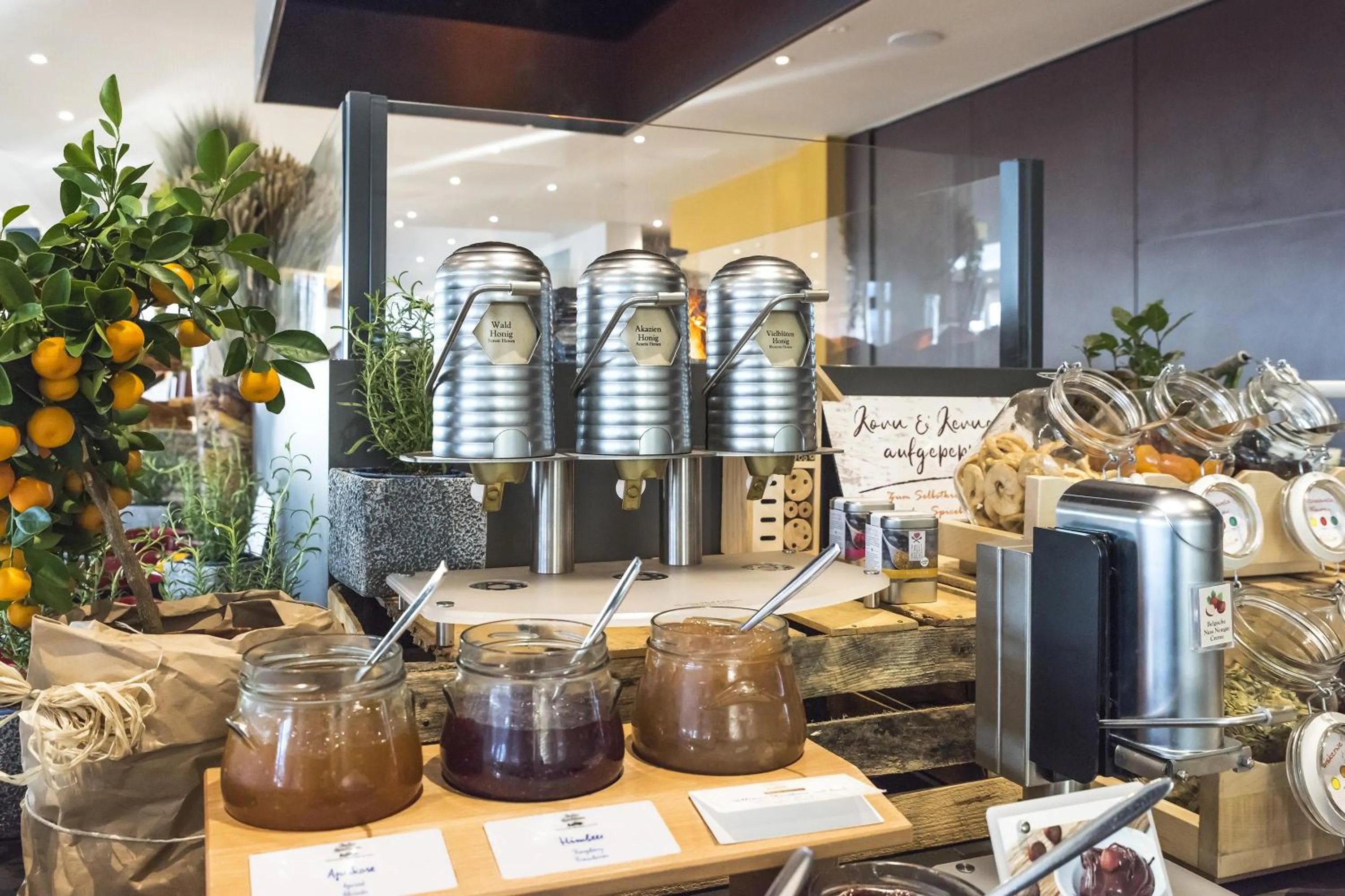 Buffet breakfast in SEETELHOTEL Ostseehotel das Entdeckerhotel an der Ostsee und der perfekte Startpunkt für Ihre Inselabenteuer