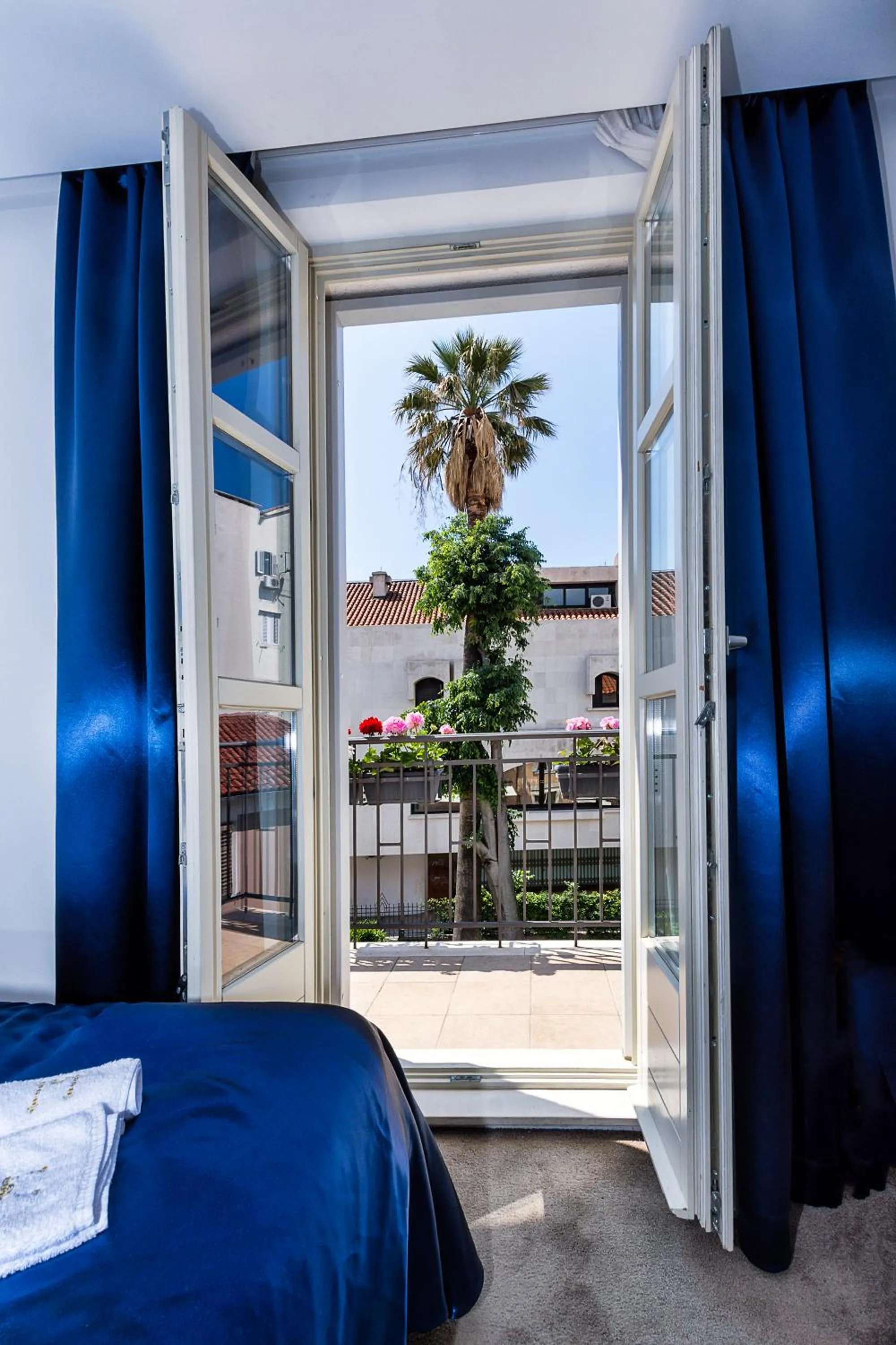 City view, Bed in Hotel Marul