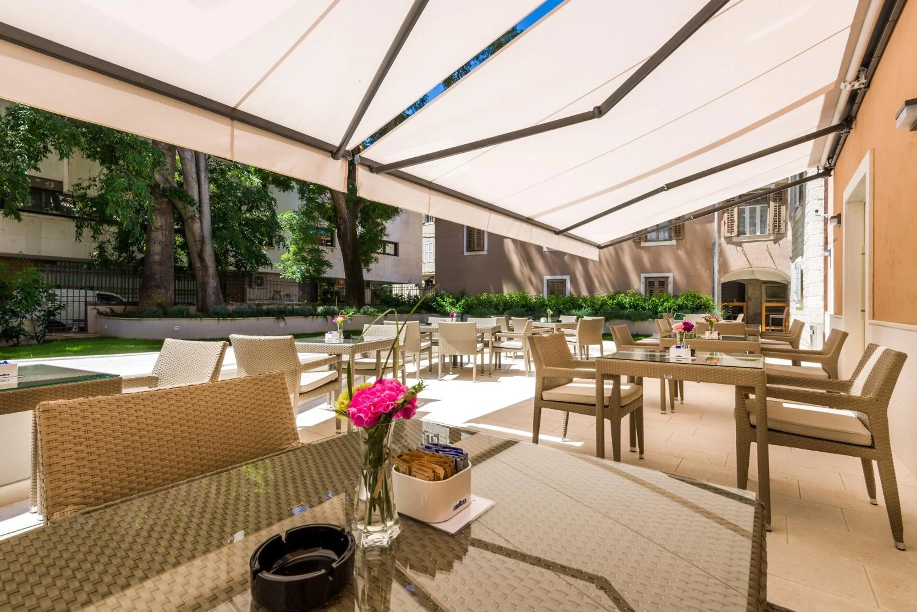 Restaurant/places to eat in Hotel Marul