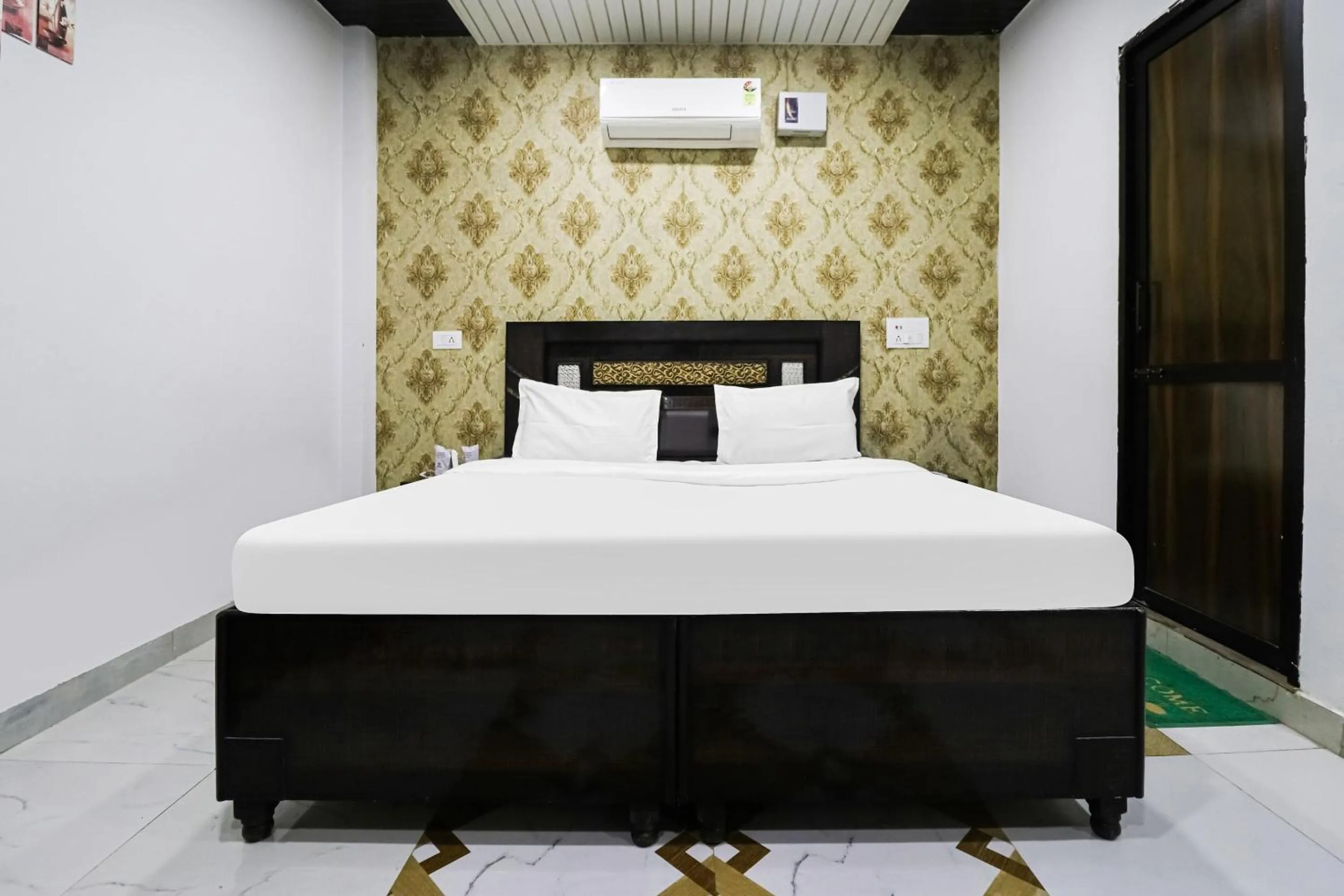 Bedroom, Bed in Hotel O King Villa's