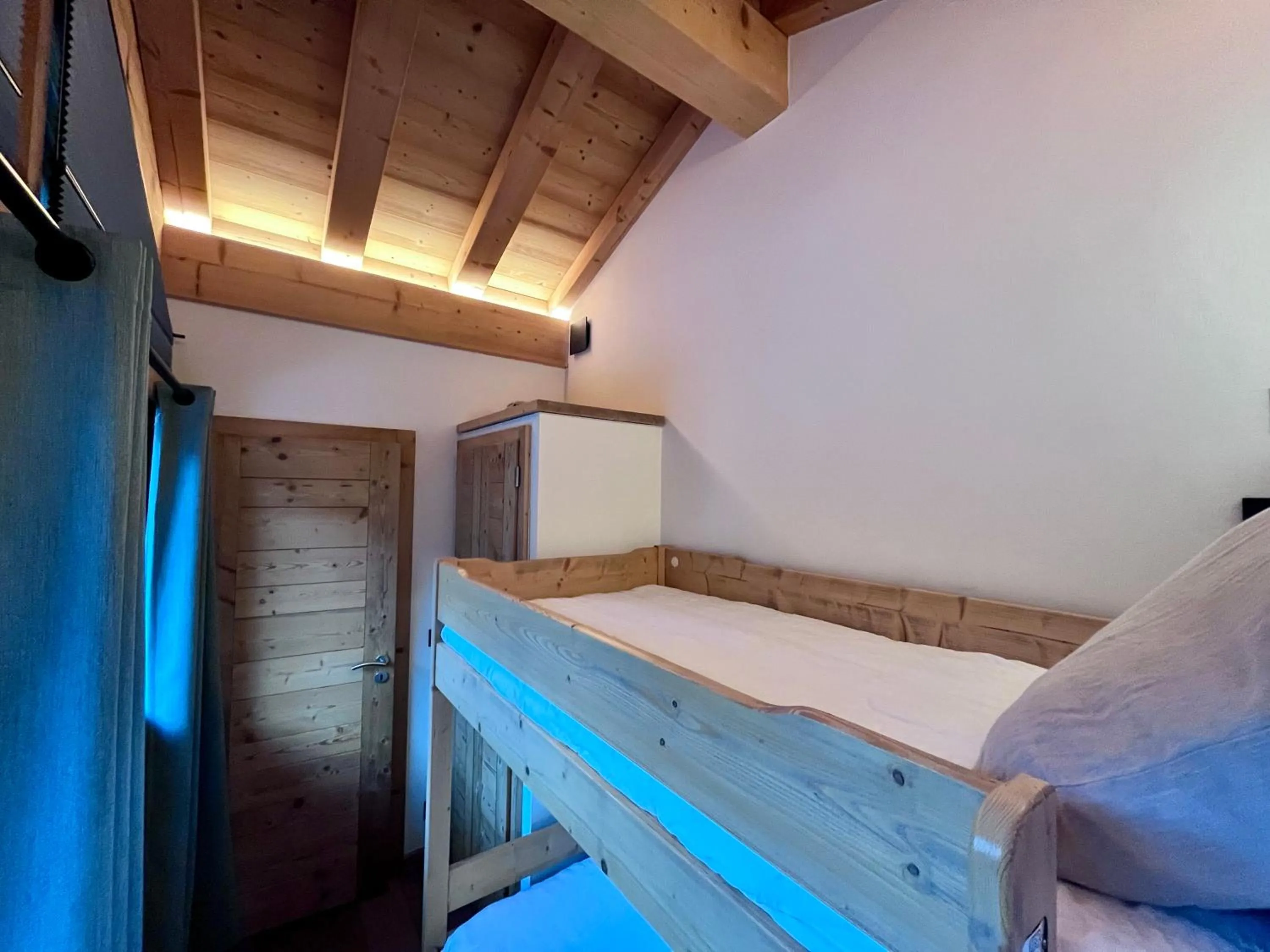 Photo of the whole room, Bed in Chalet Téléporté