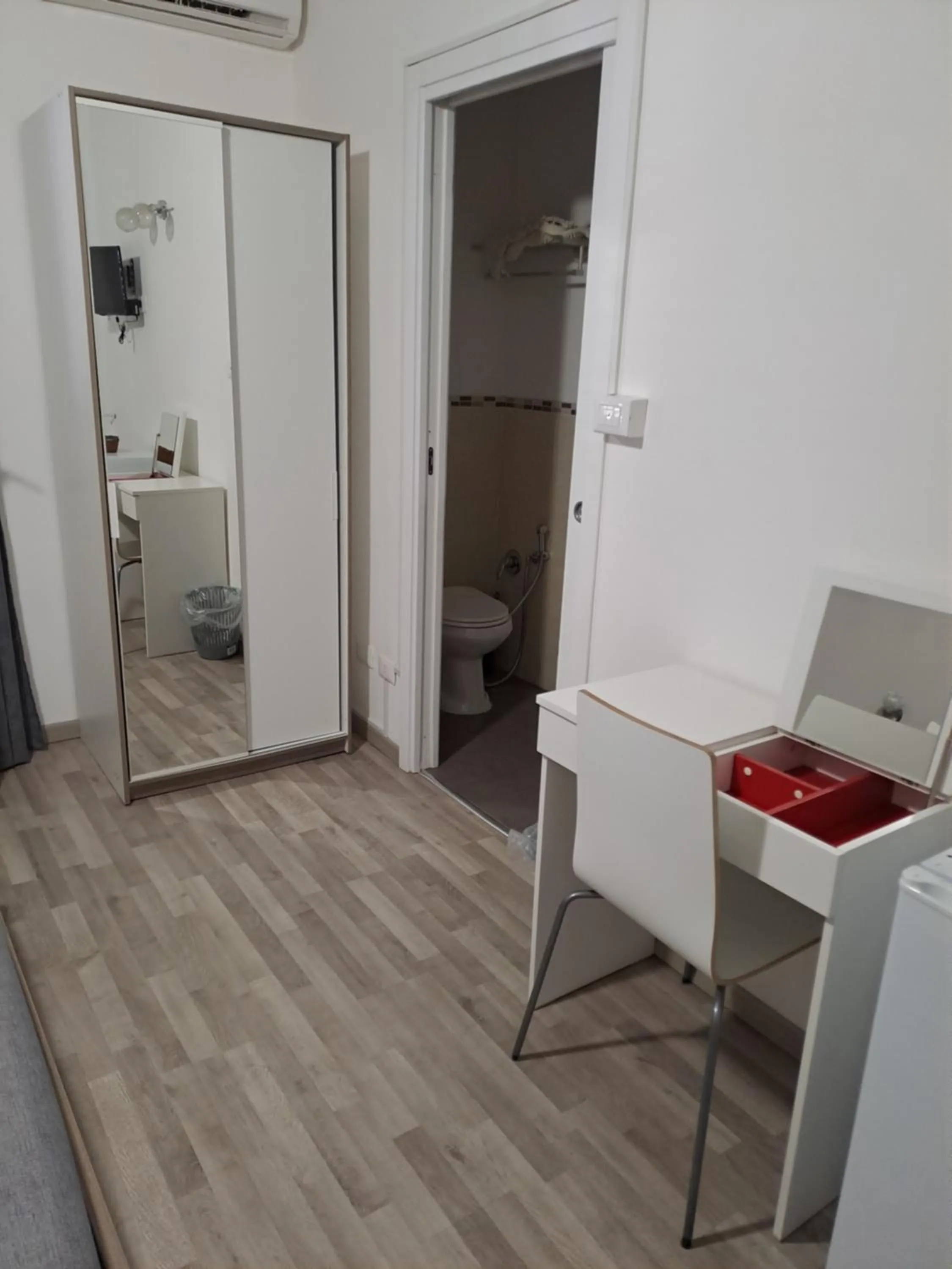 Toilet in Bedroom la stazione