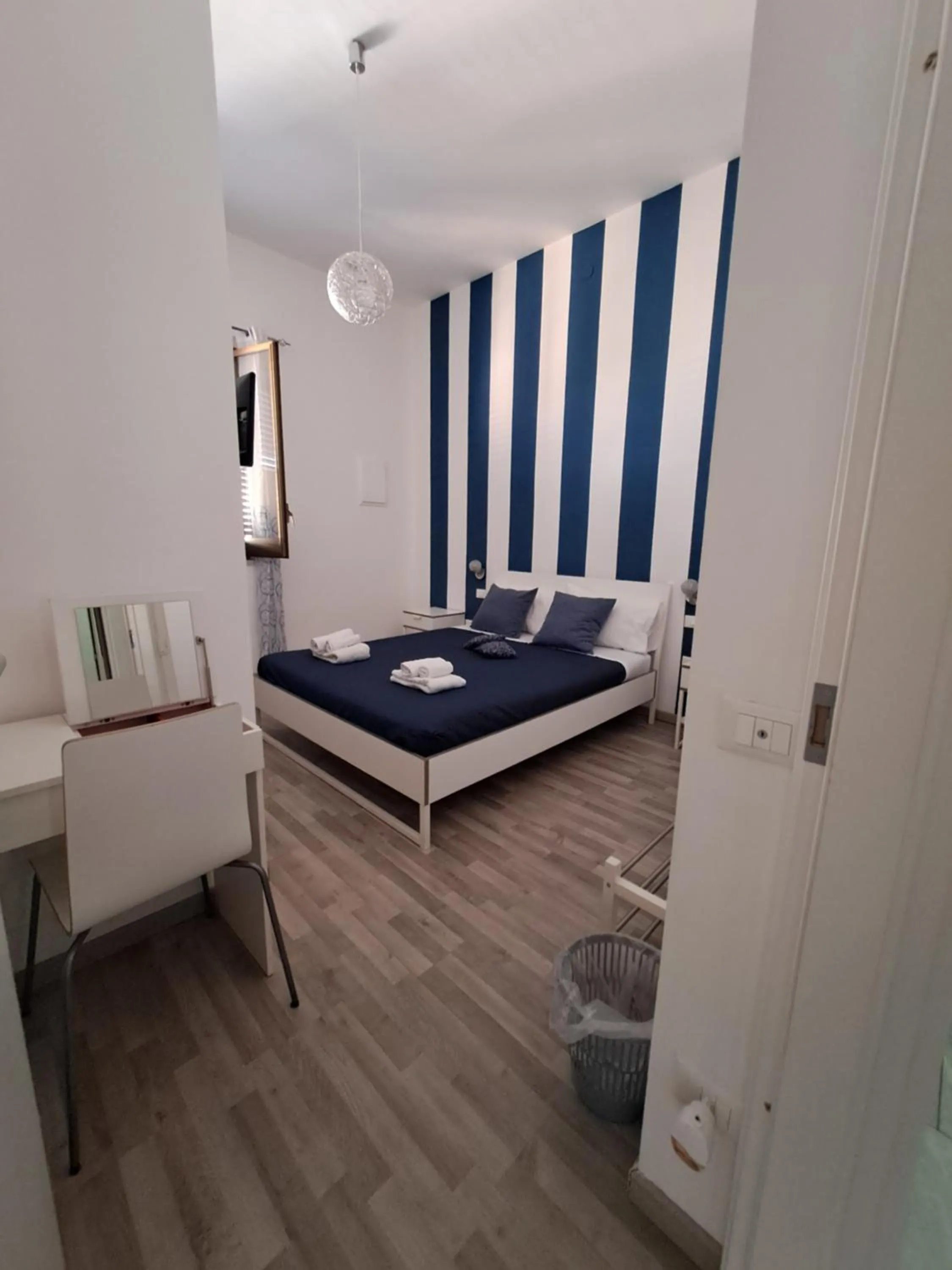 Bed in Bedroom la stazione