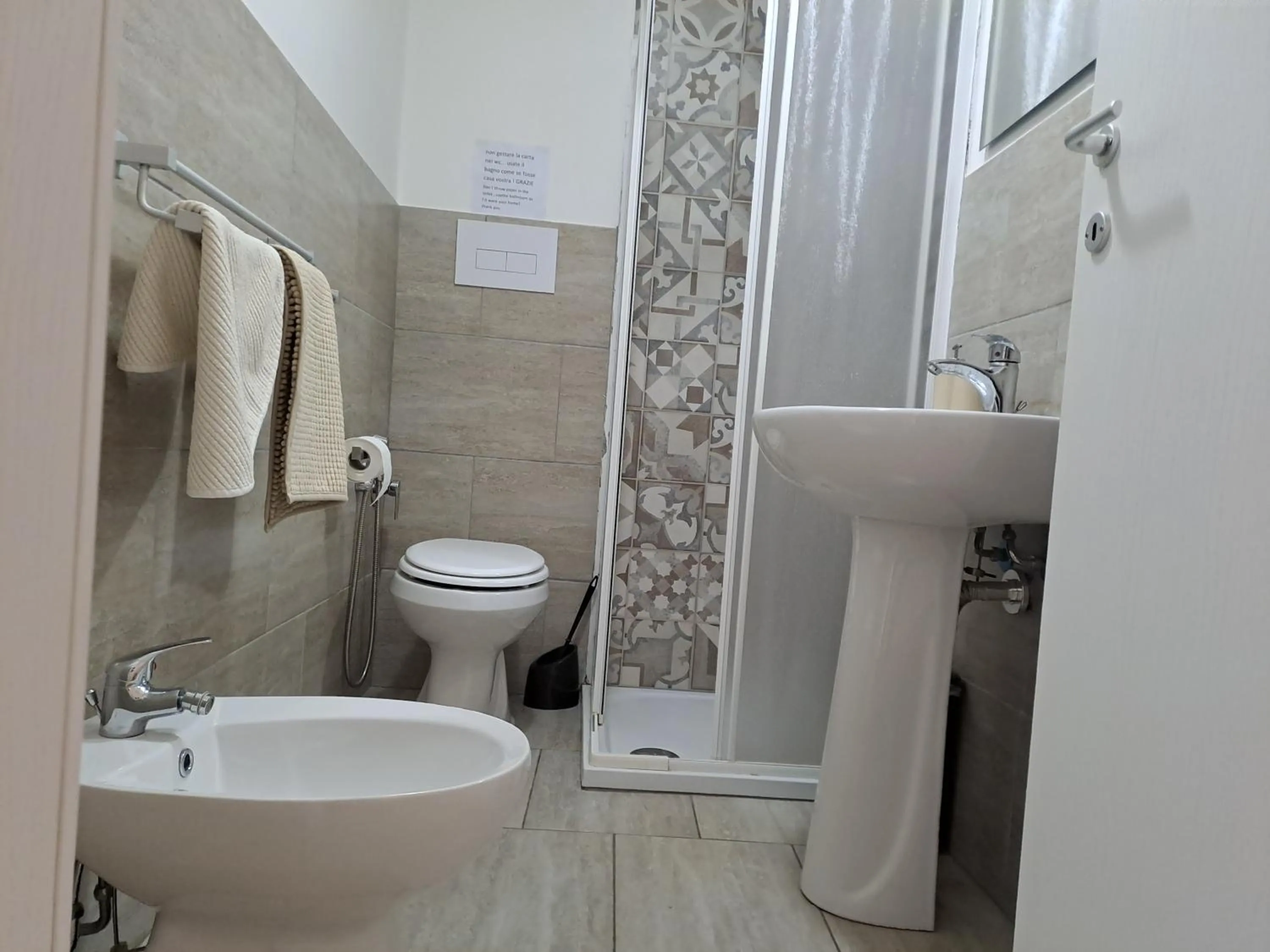 Shower in Bedroom la stazione