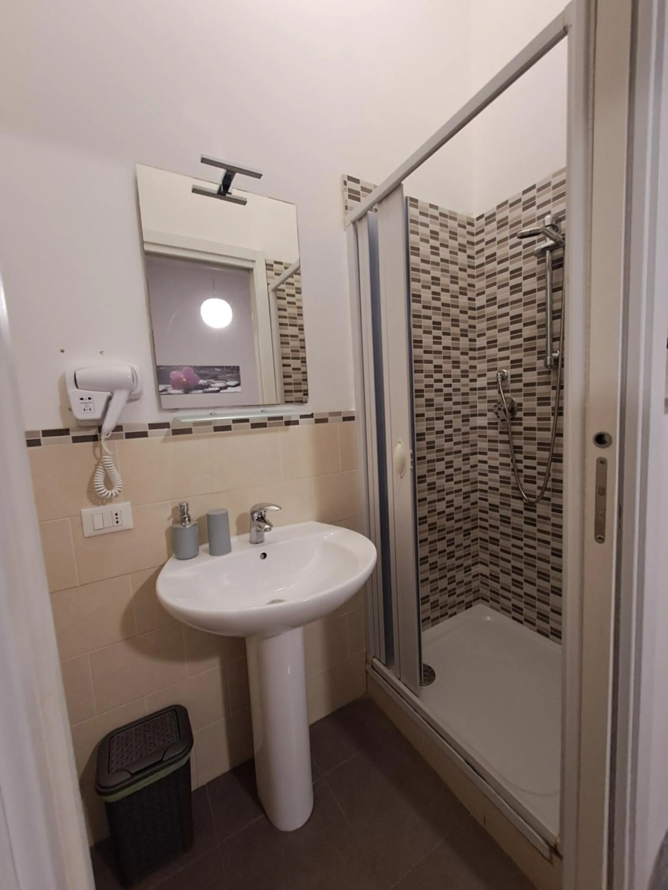 Toilet in Bedroom la stazione