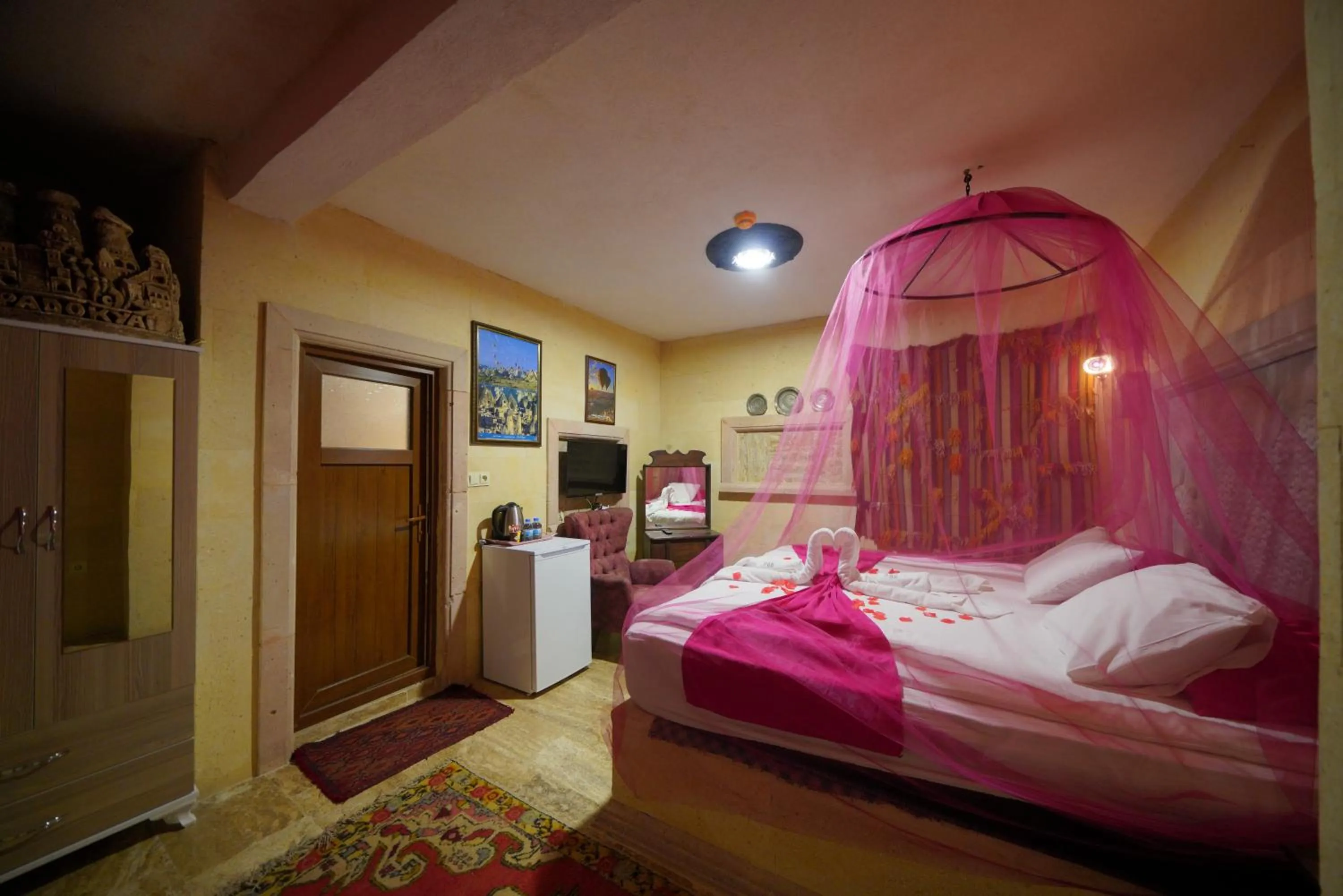 Photo of the whole room, Bed in Lucky Luke Stone House