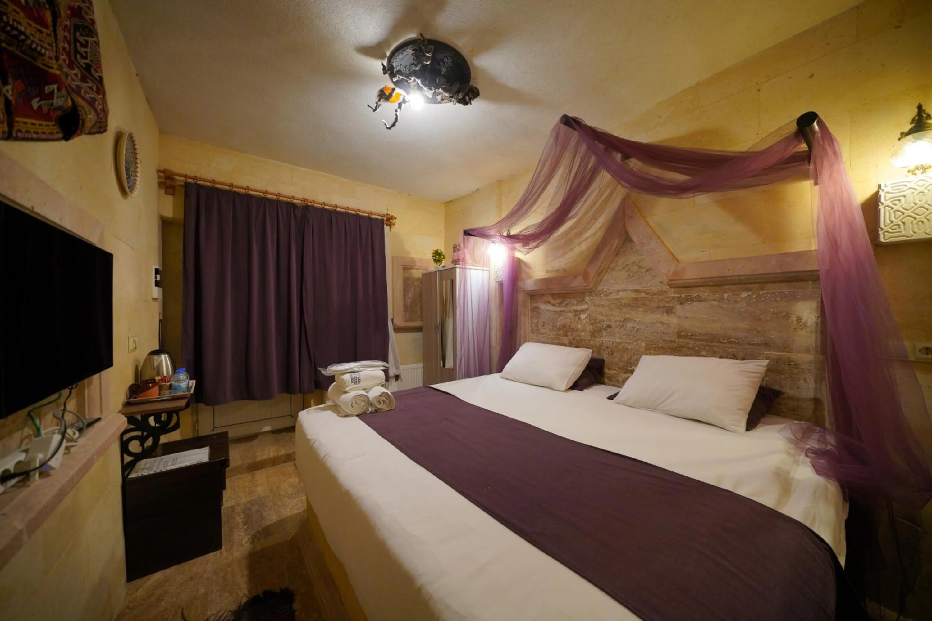 Photo of the whole room, Bed in Lucky Luke Stone House