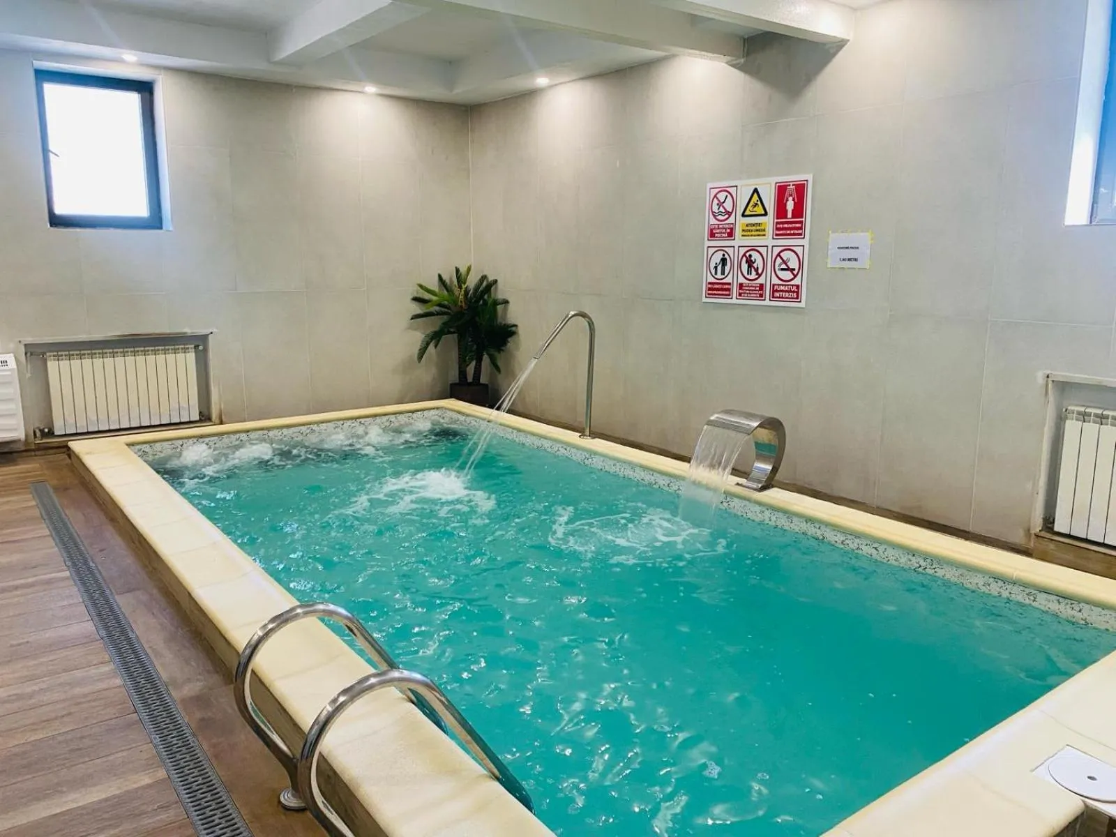 Swimming pool in Hotel Bulevard Predeal