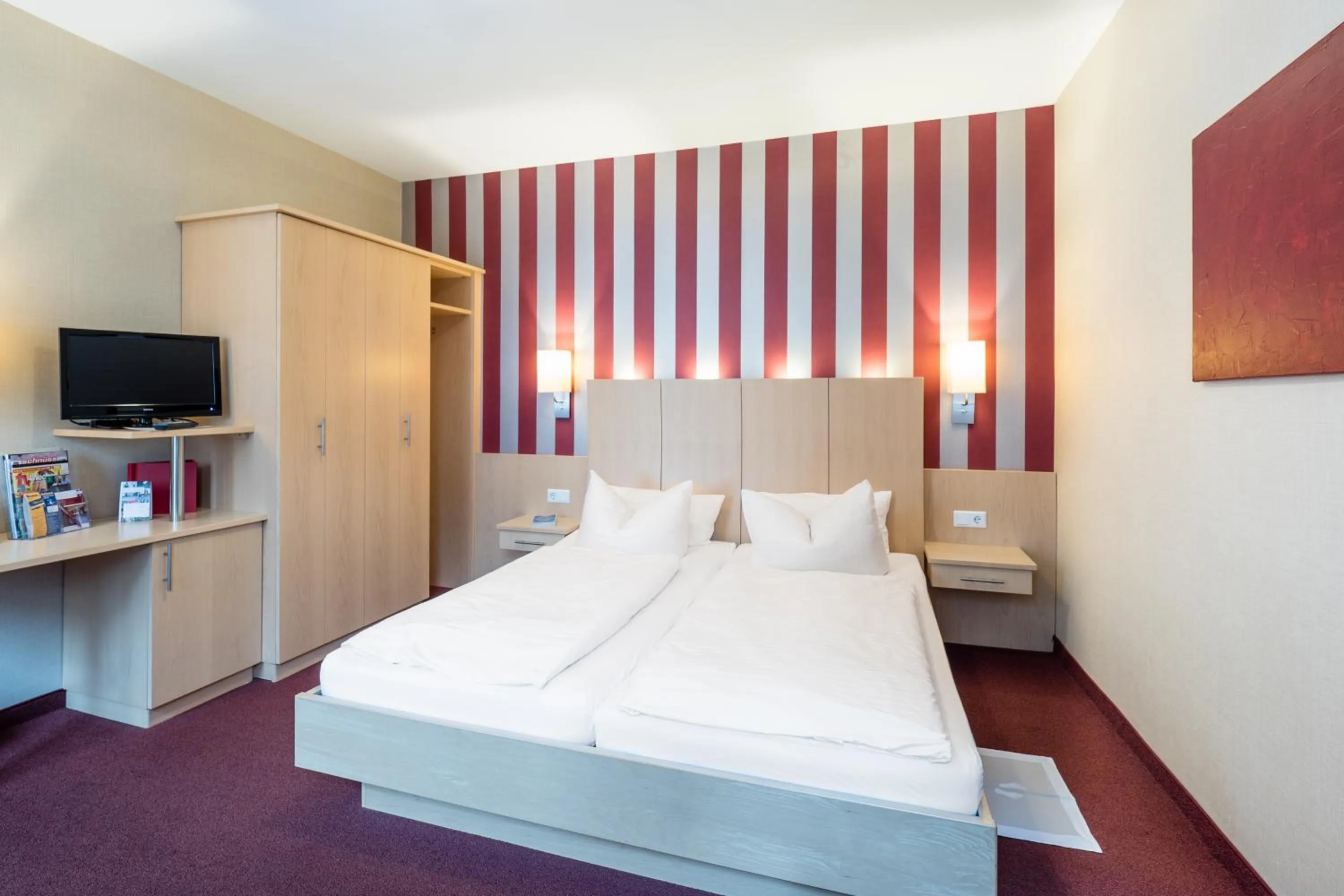 Photo of the whole room, Bed in Hotel Deutsches Haus