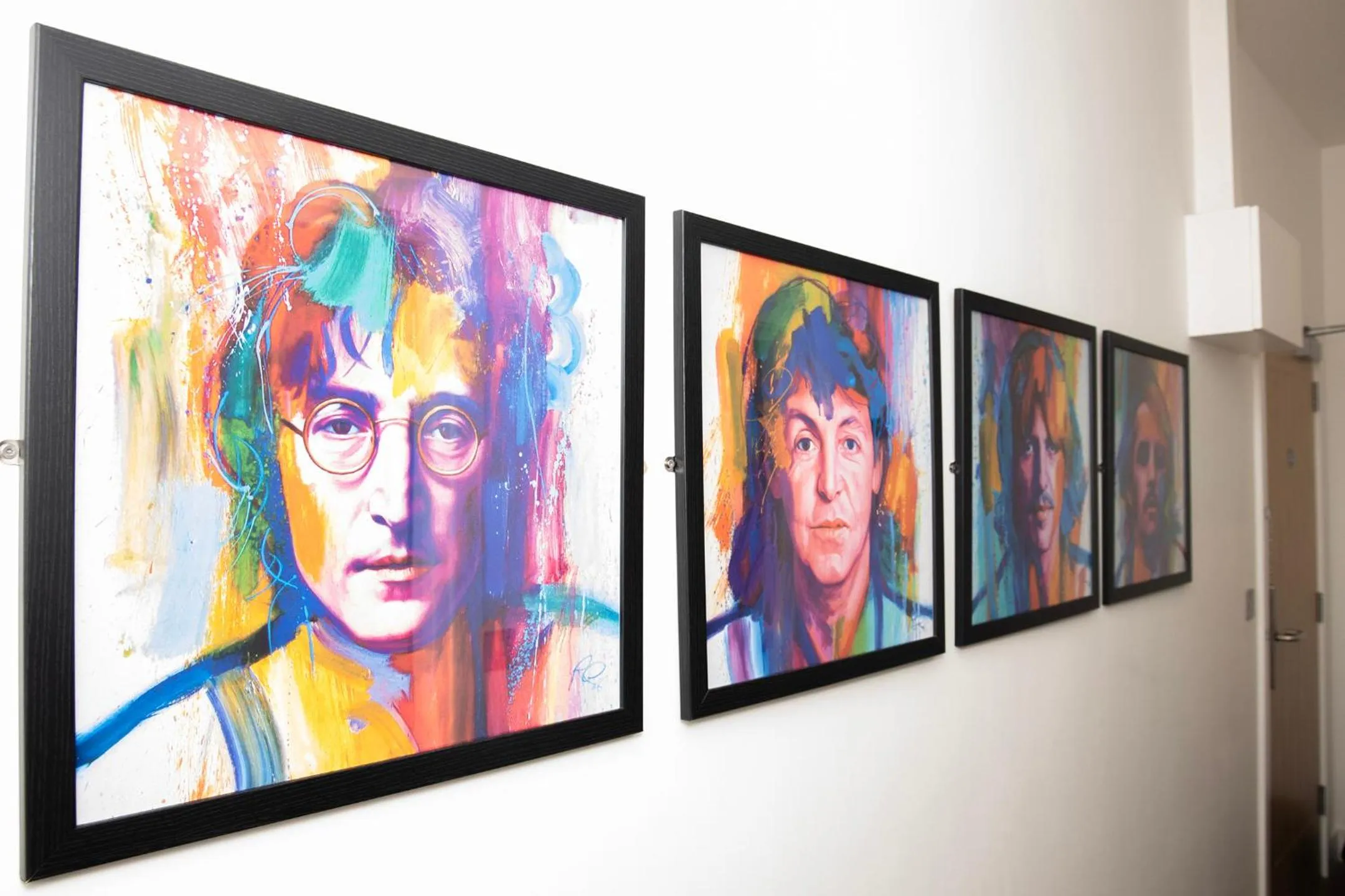 TV and multimedia in SGT Peppers Mathew Street Apartments By Happy Days