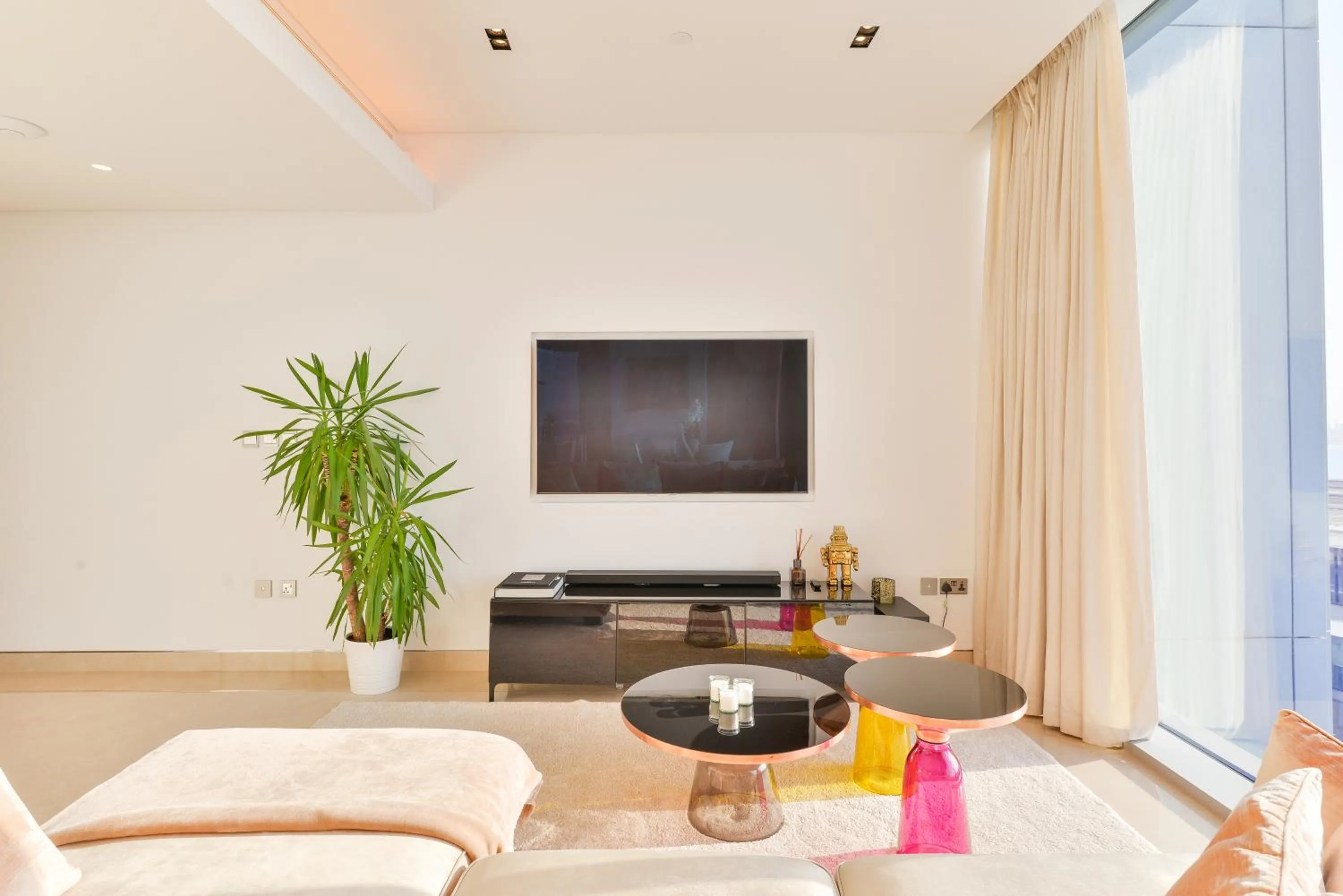 Communal lounge/ TV room in Posh 2 BR Oceanfront Apt in the Heart of Bluewaters Island