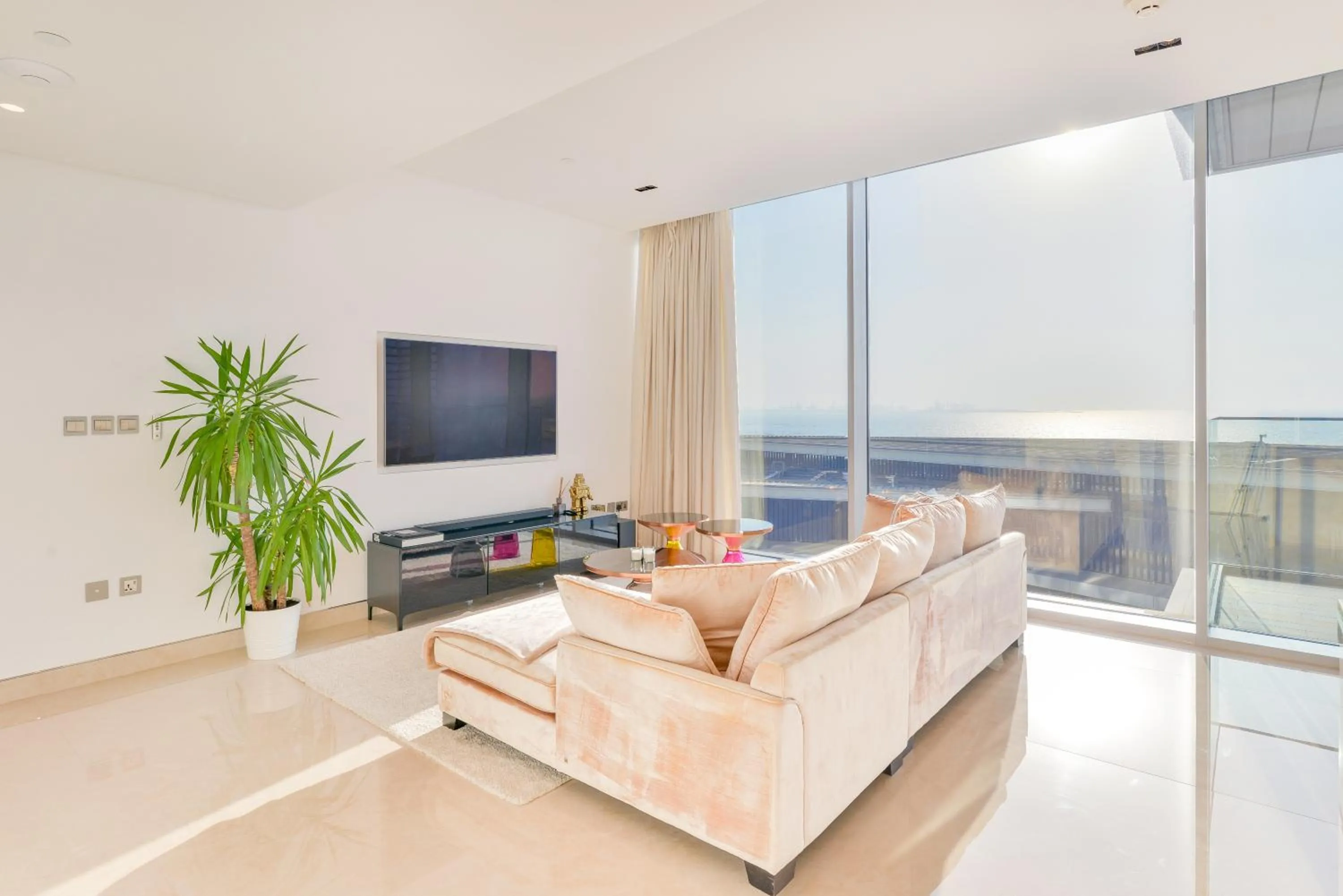 Communal lounge/ TV room in Posh 2 BR Oceanfront Apt in the Heart of Bluewaters Island