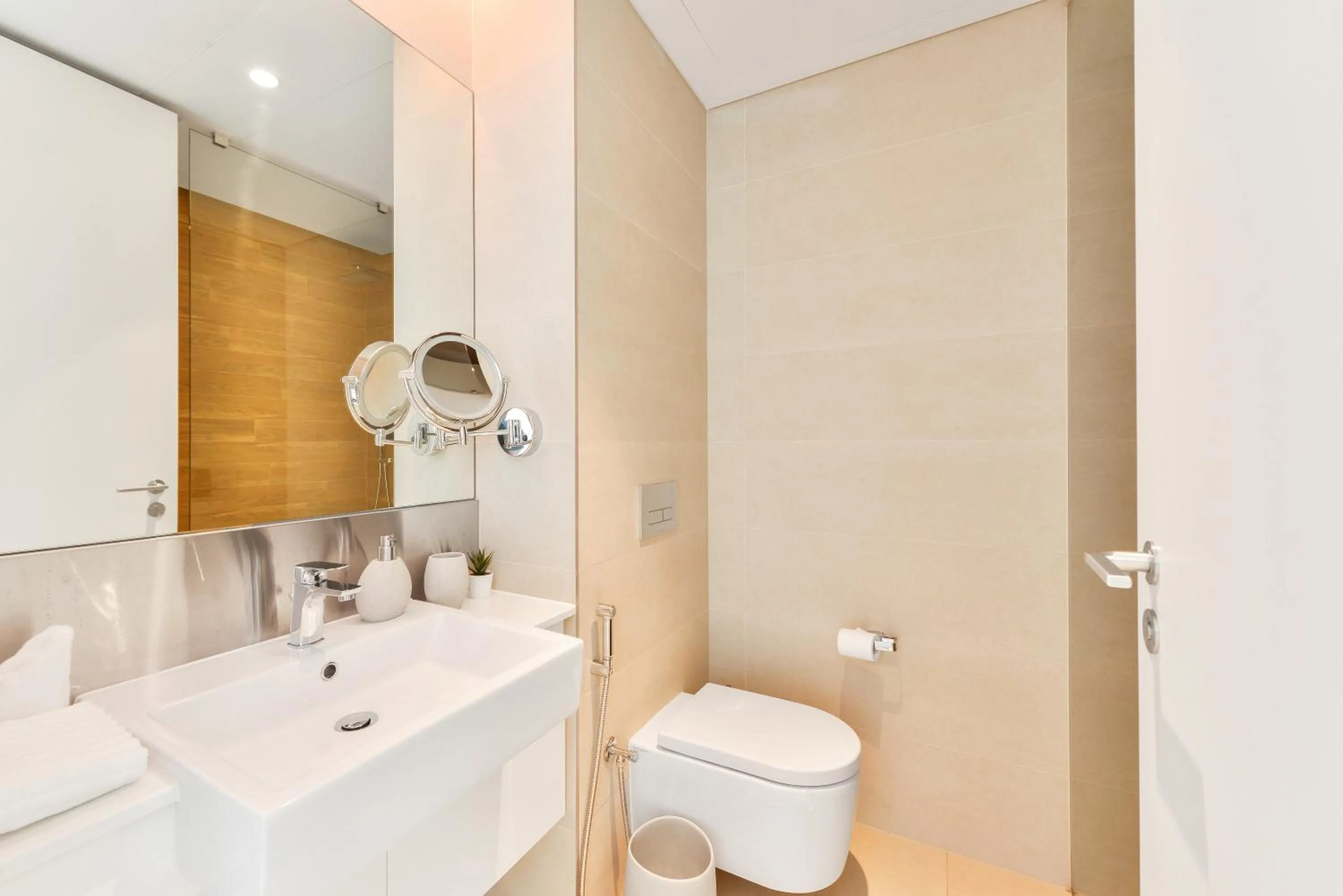 Toilet in Posh 2 BR Oceanfront Apt in the Heart of Bluewaters Island