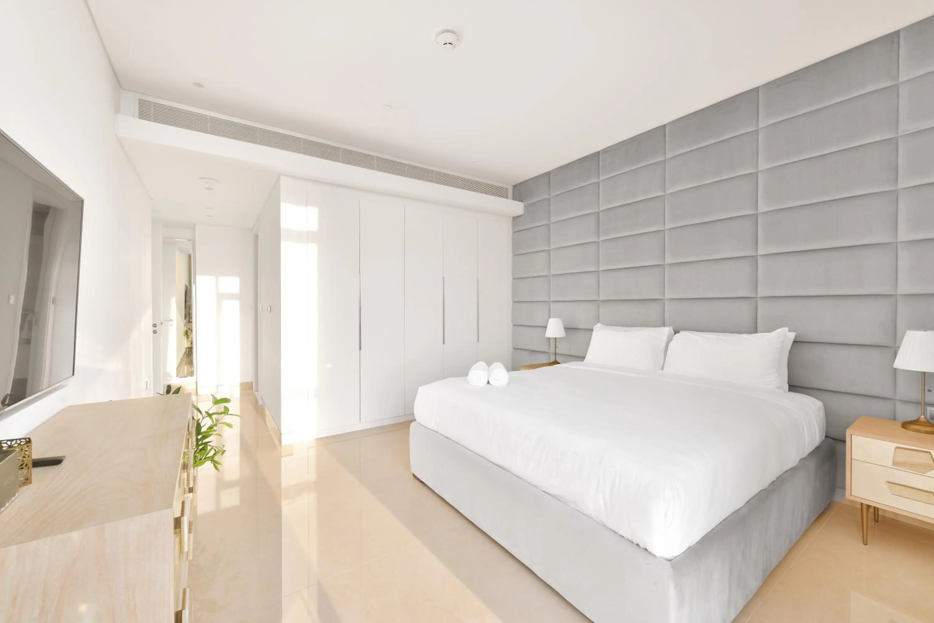 Bed in Posh 2 BR Oceanfront Apt in the Heart of Bluewaters Island