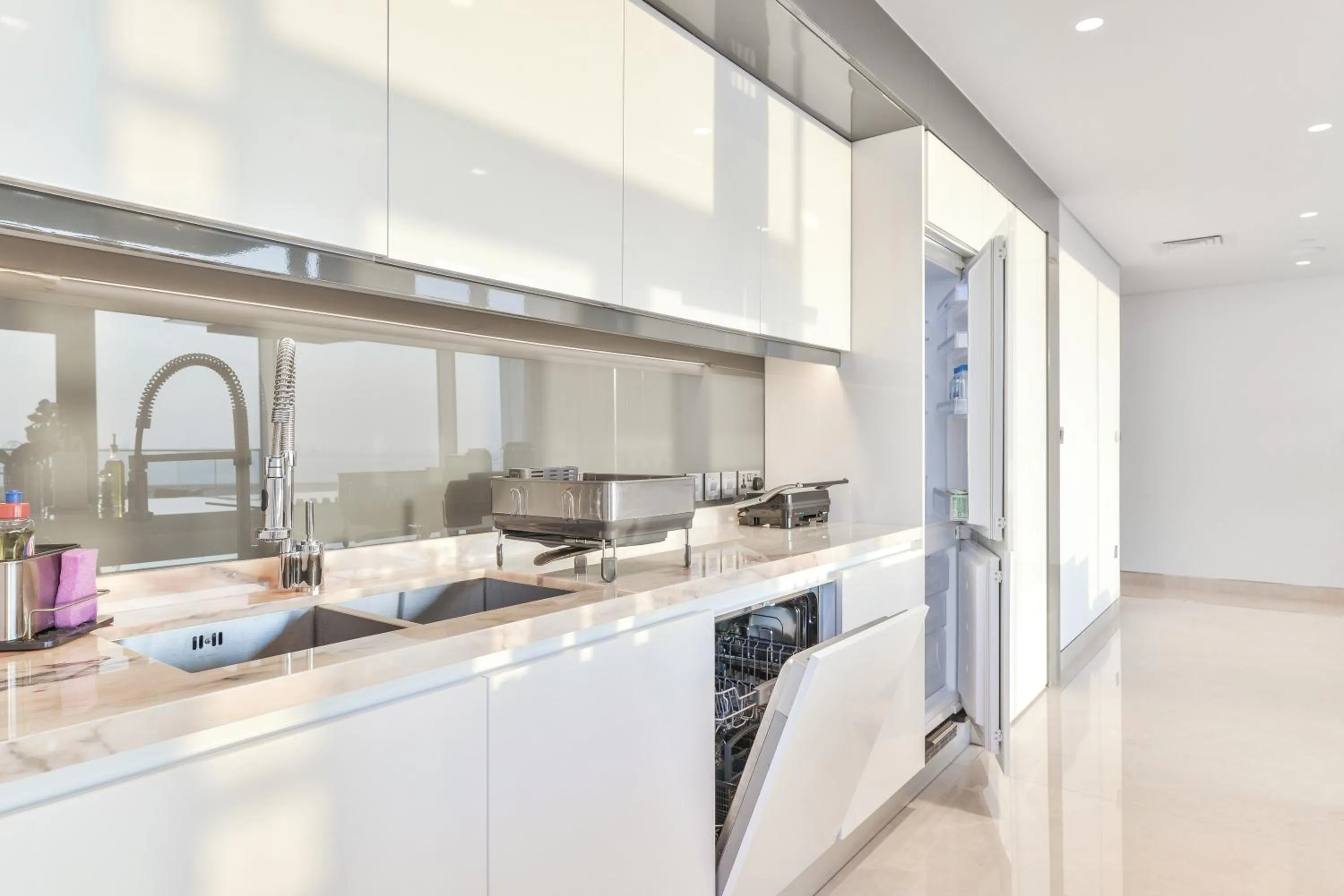 Kitchen or kitchenette in Posh 2 BR Oceanfront Apt in the Heart of Bluewaters Island