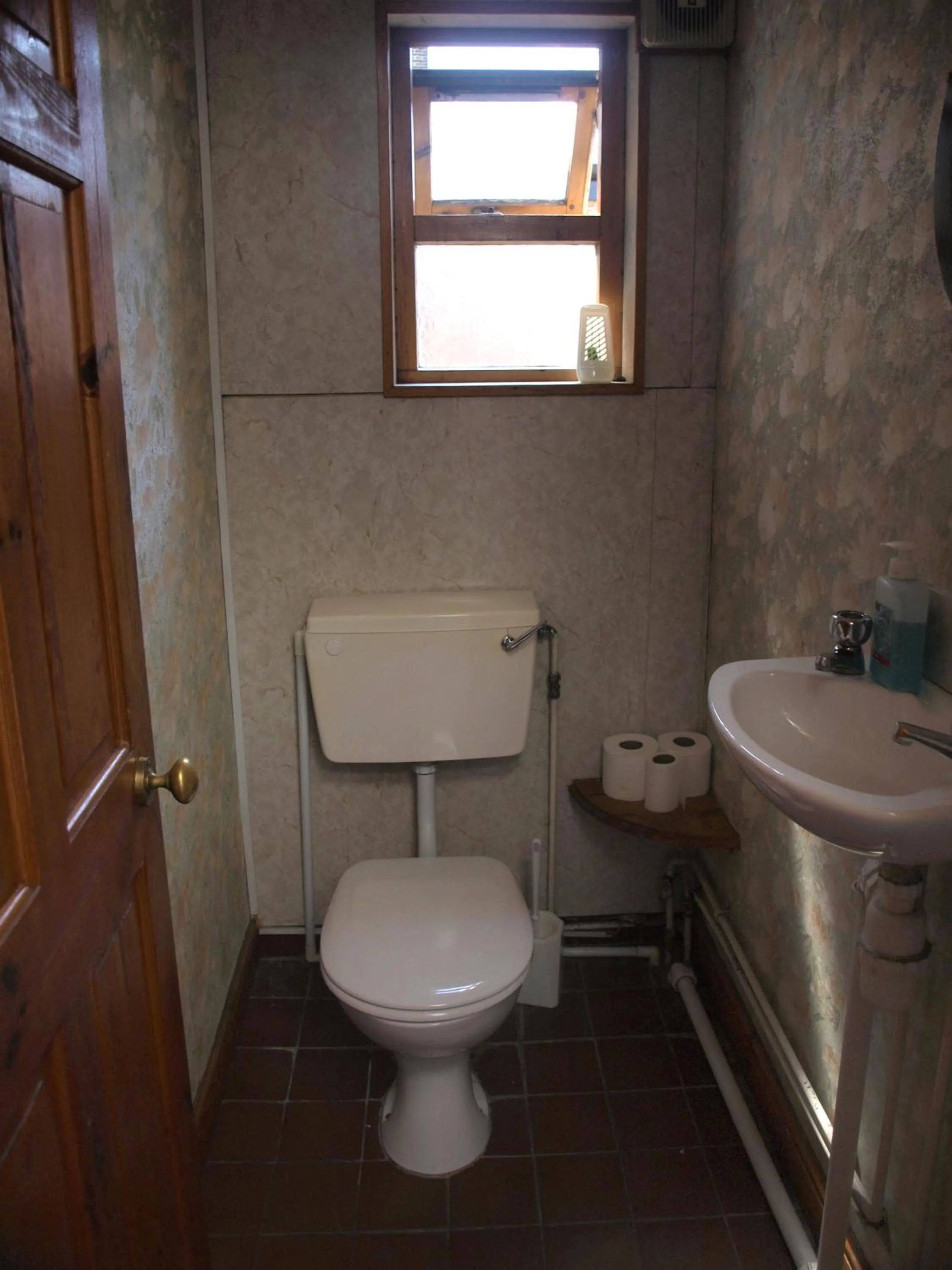 Bathroom in Oakley Hotel