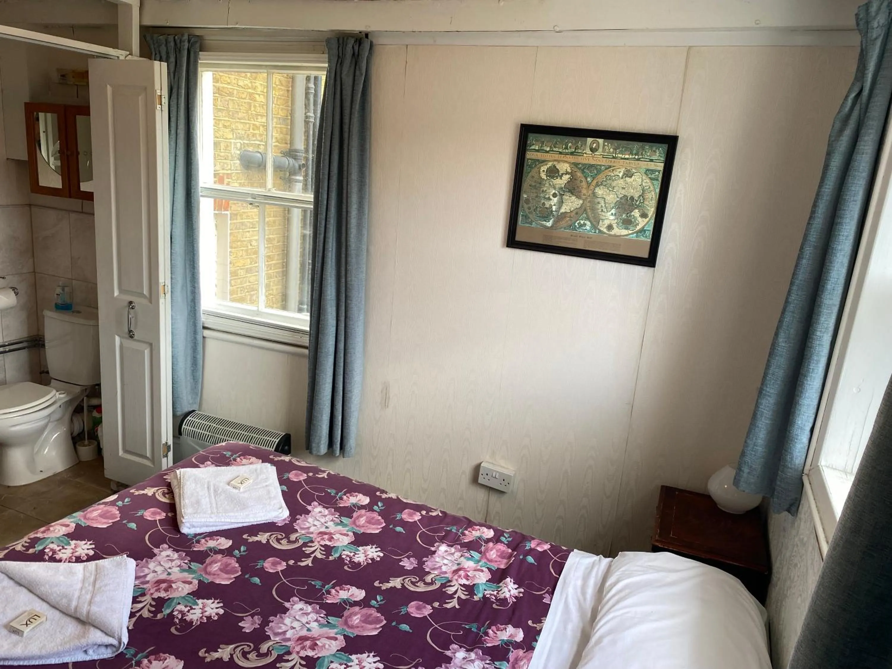 Toilet, Bed in Oakley Hotel