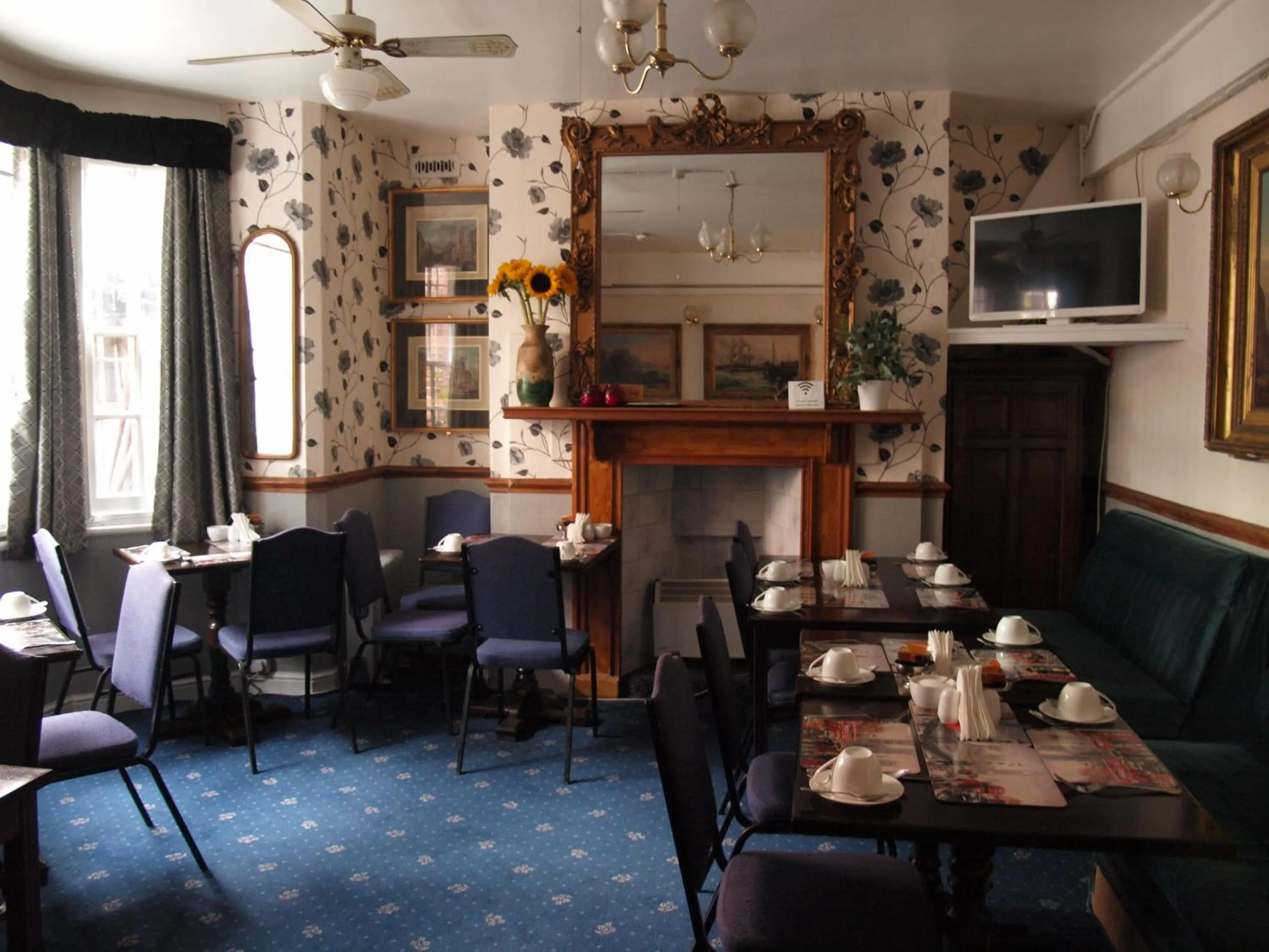 Dining area in Oakley Hotel