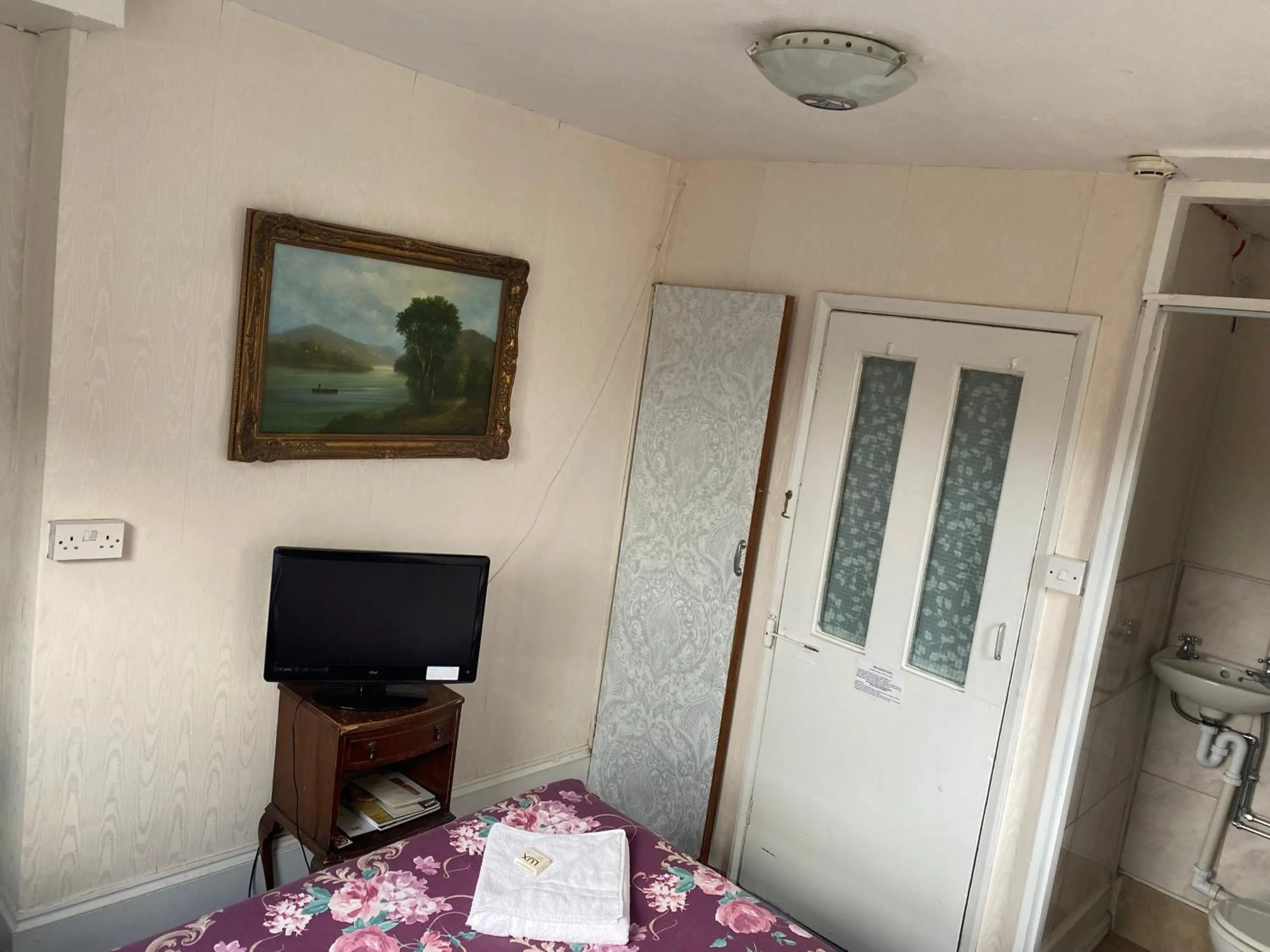 Bedroom, Bed in Oakley Hotel