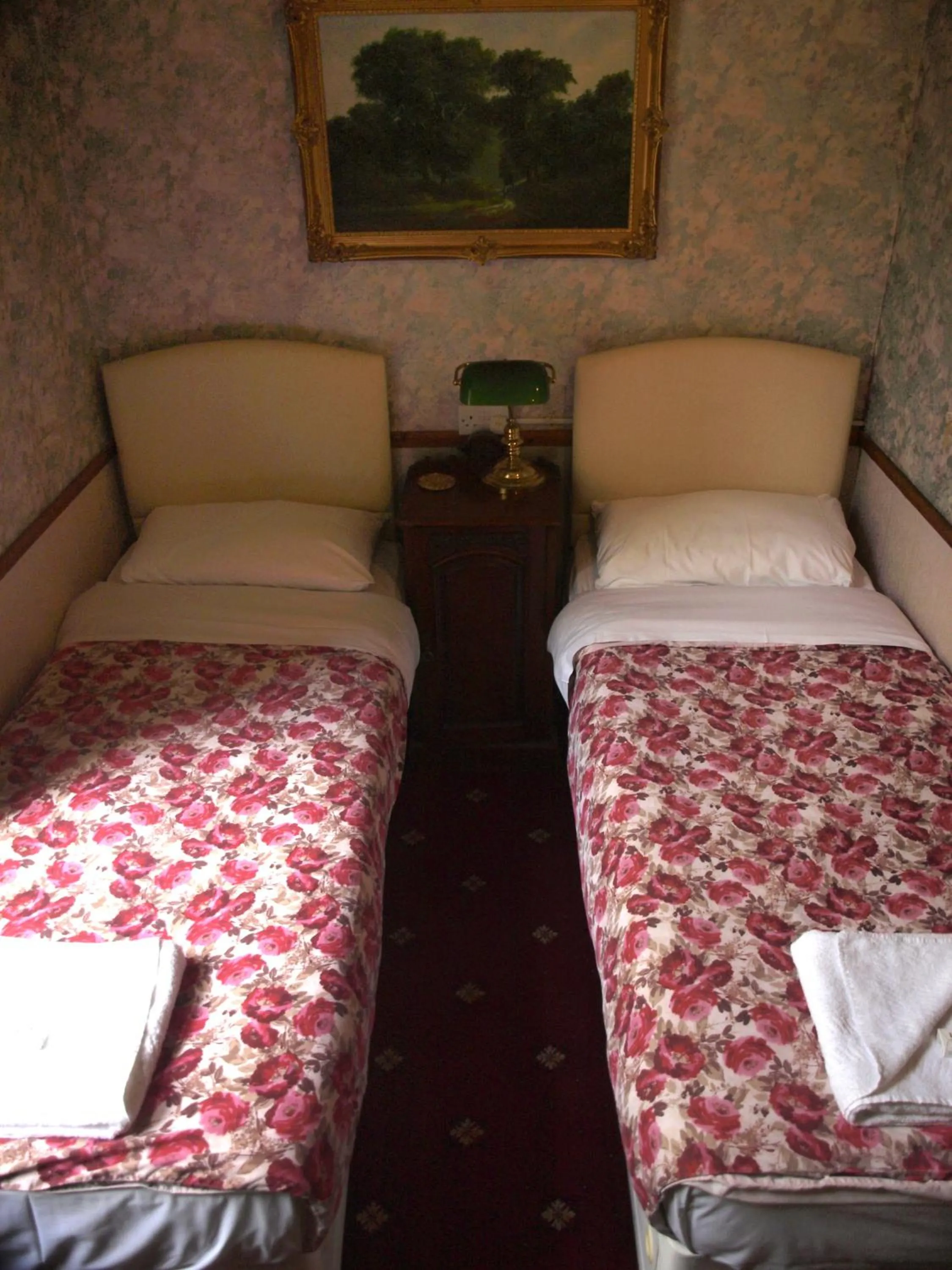 Bedroom, Bed in Oakley Hotel