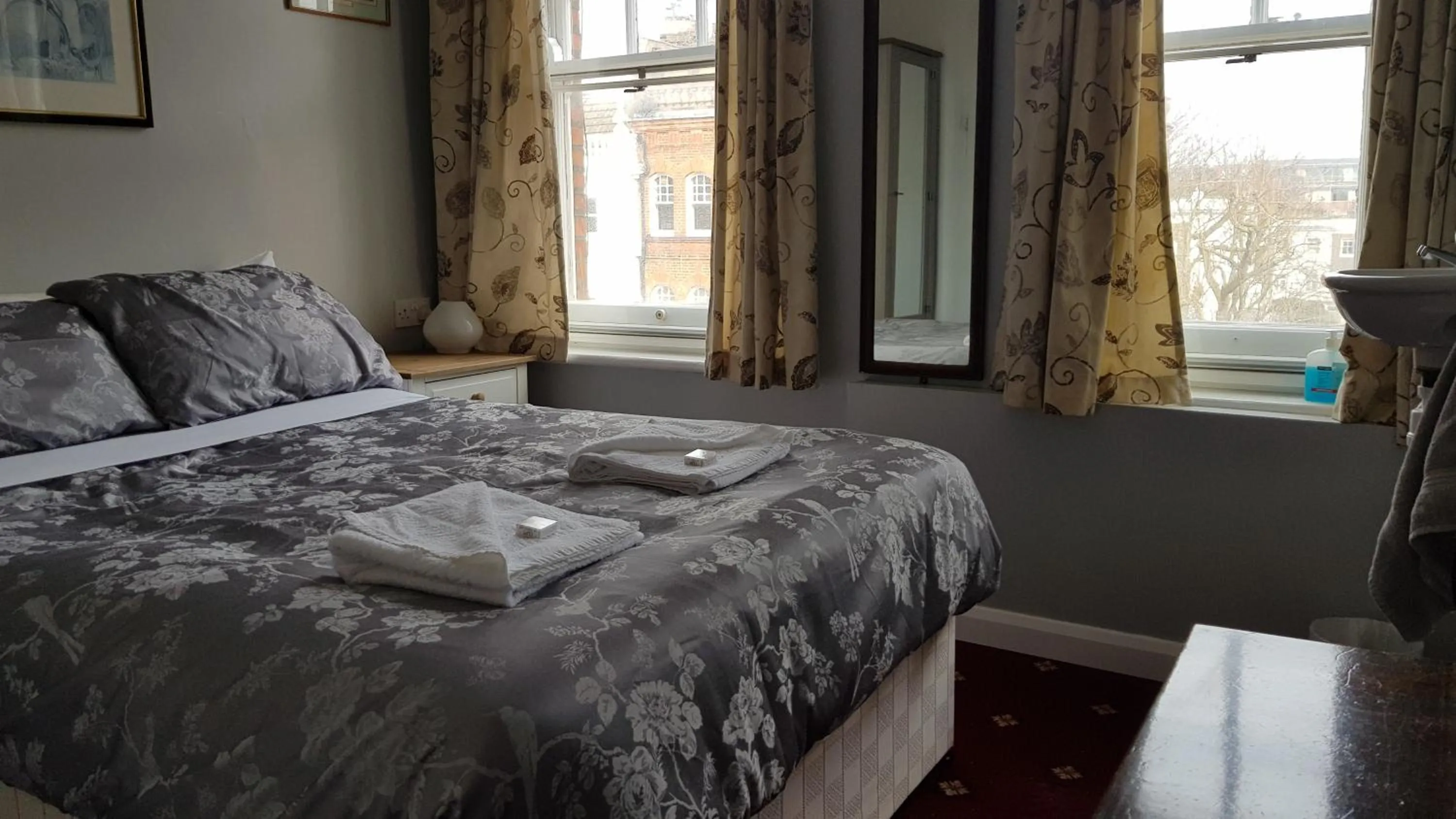 Bedroom, Bed in Oakley Hotel