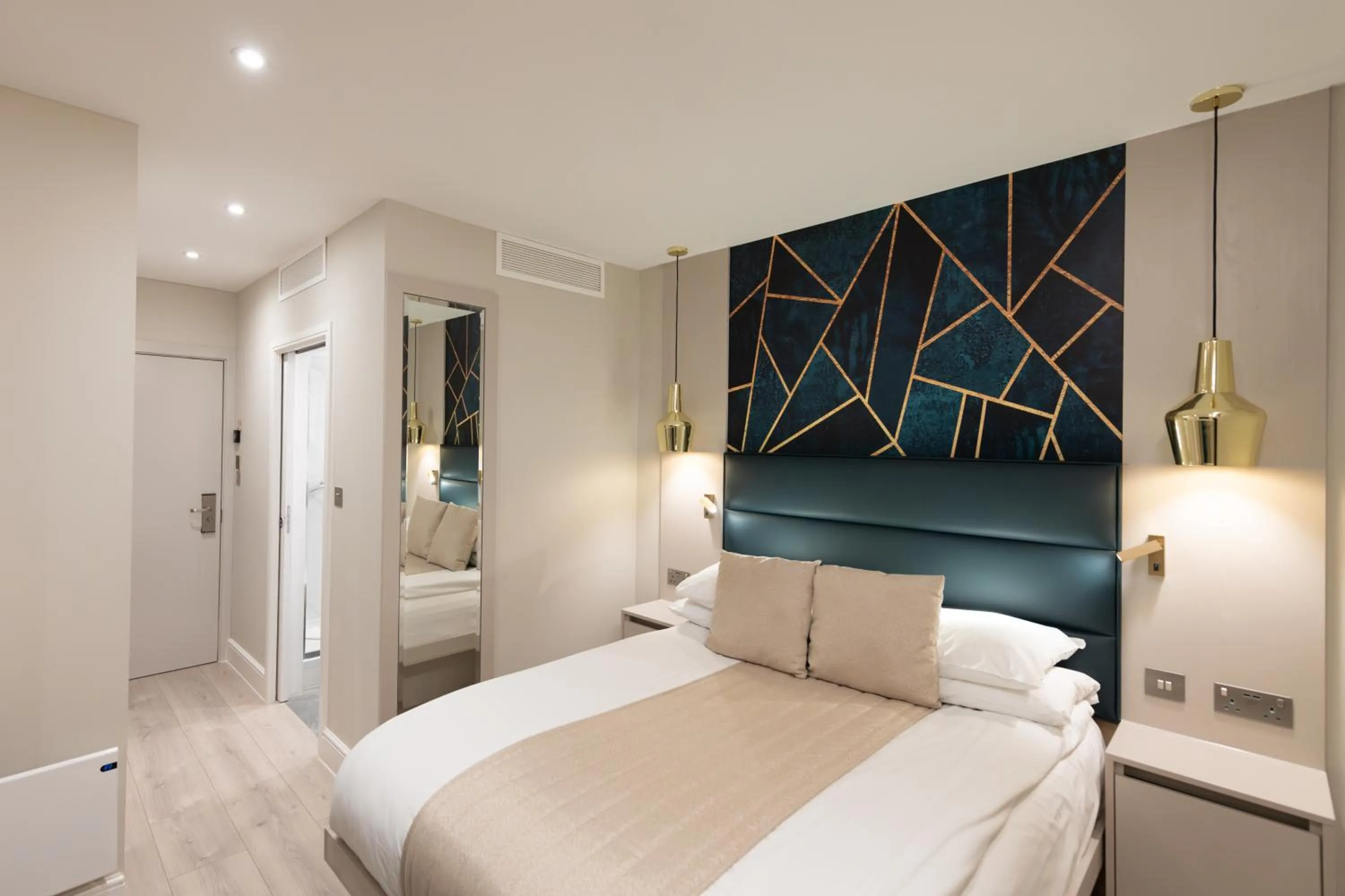 Photo of the whole room, Bed in NOX Belsize Park