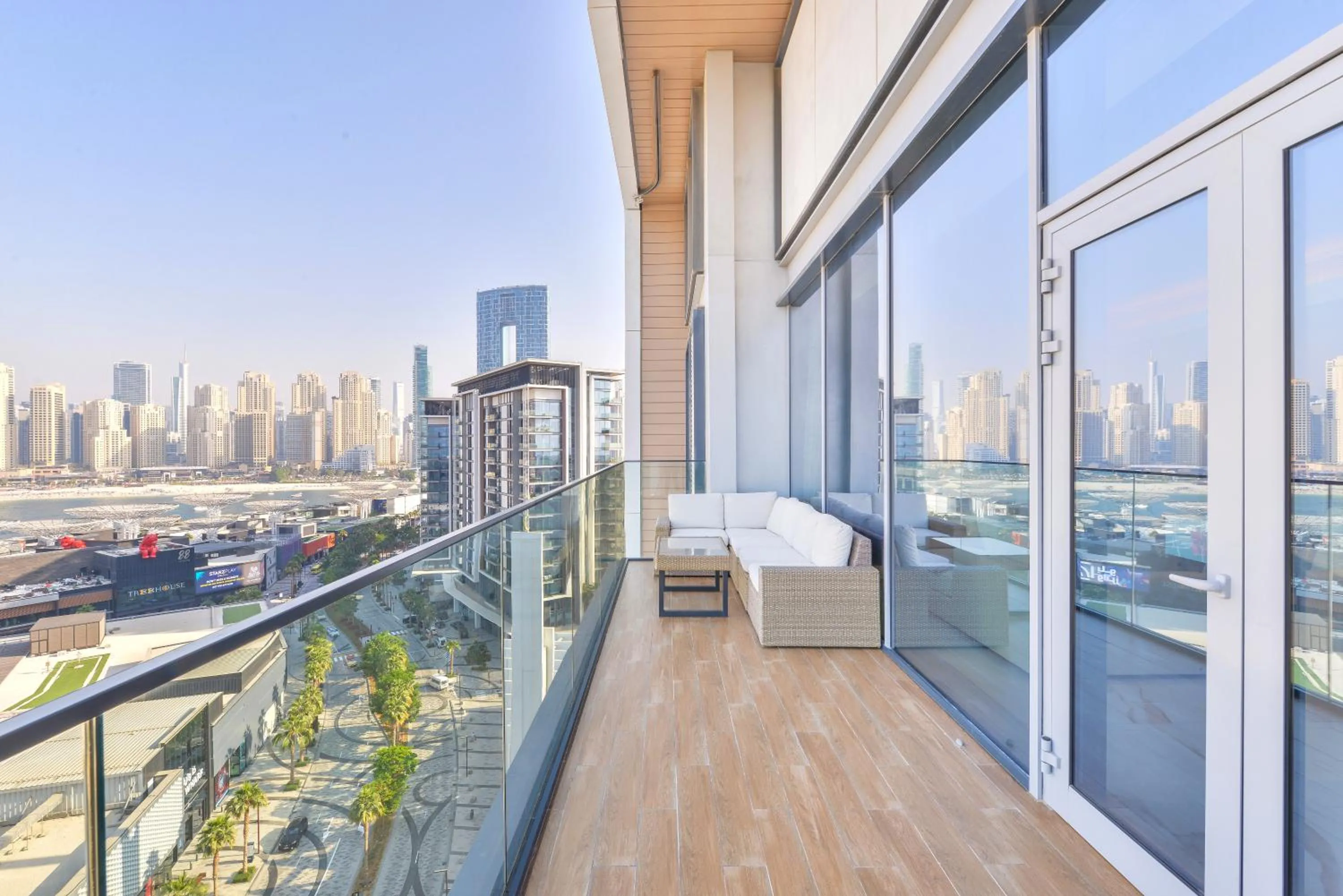 Day in Lavish & Equipped oceanfront 2 BR facing Ain Dubai
