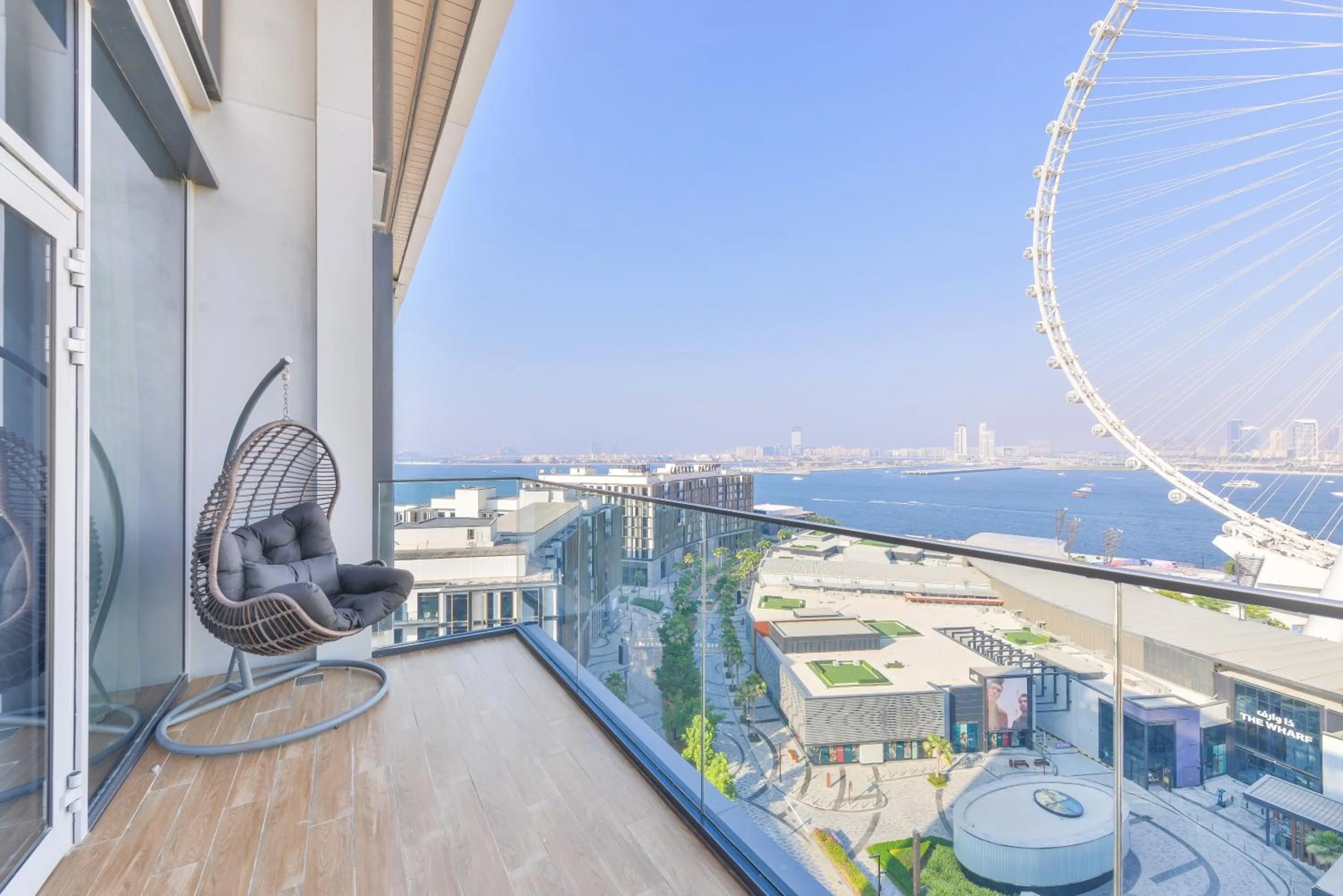 Day in Lavish & Equipped oceanfront 2 BR facing Ain Dubai