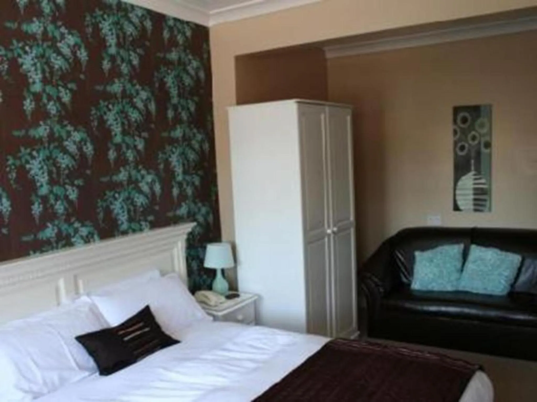 Photo of the whole room, Bed in Beverley Inn & Hotel