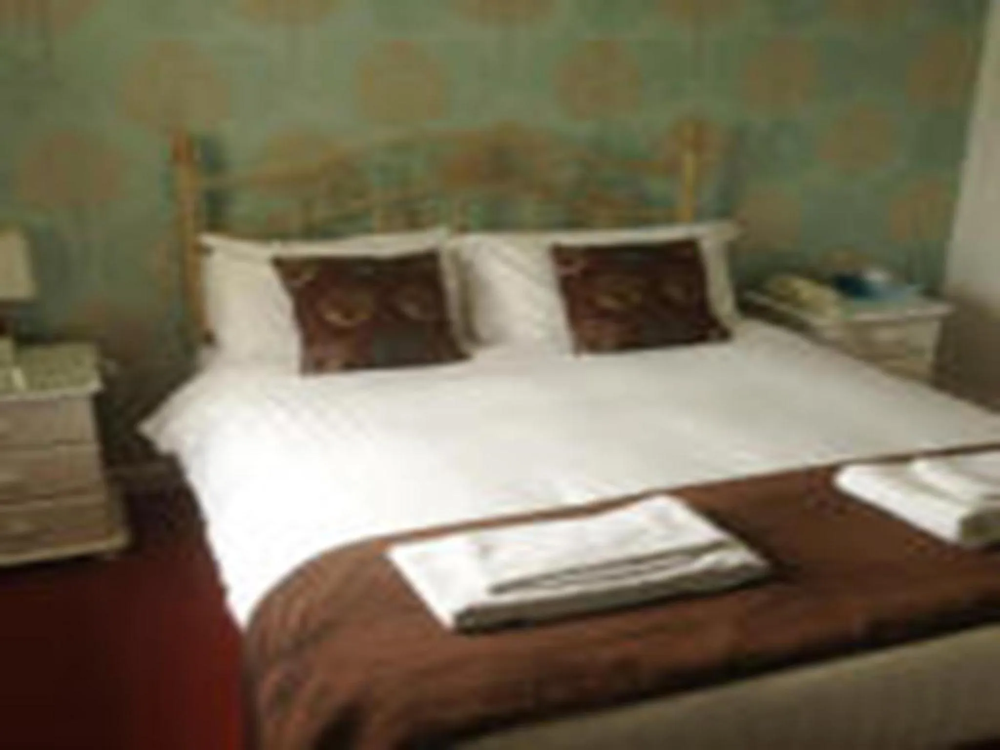 Bed in Beverley Inn & Hotel