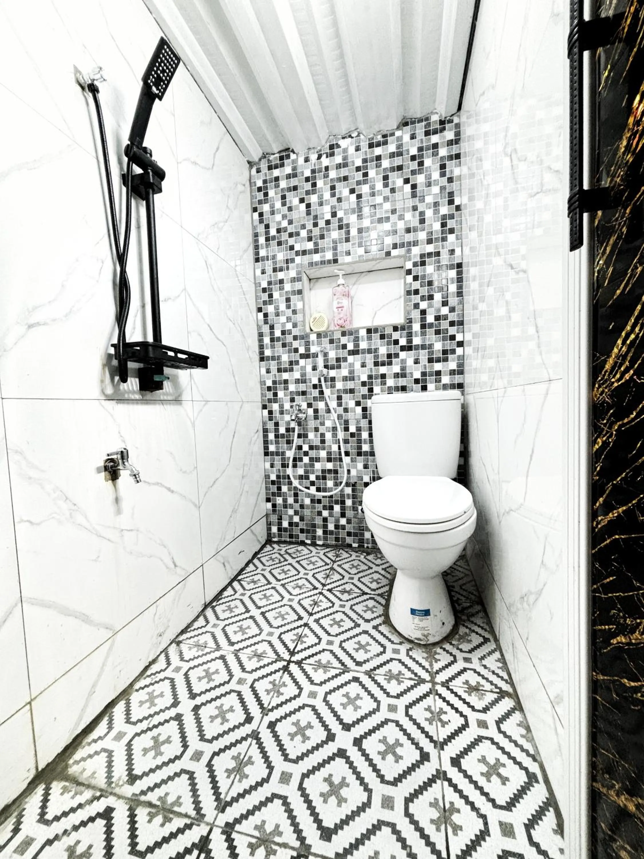 Shower in Kost Harian Semarang Murah