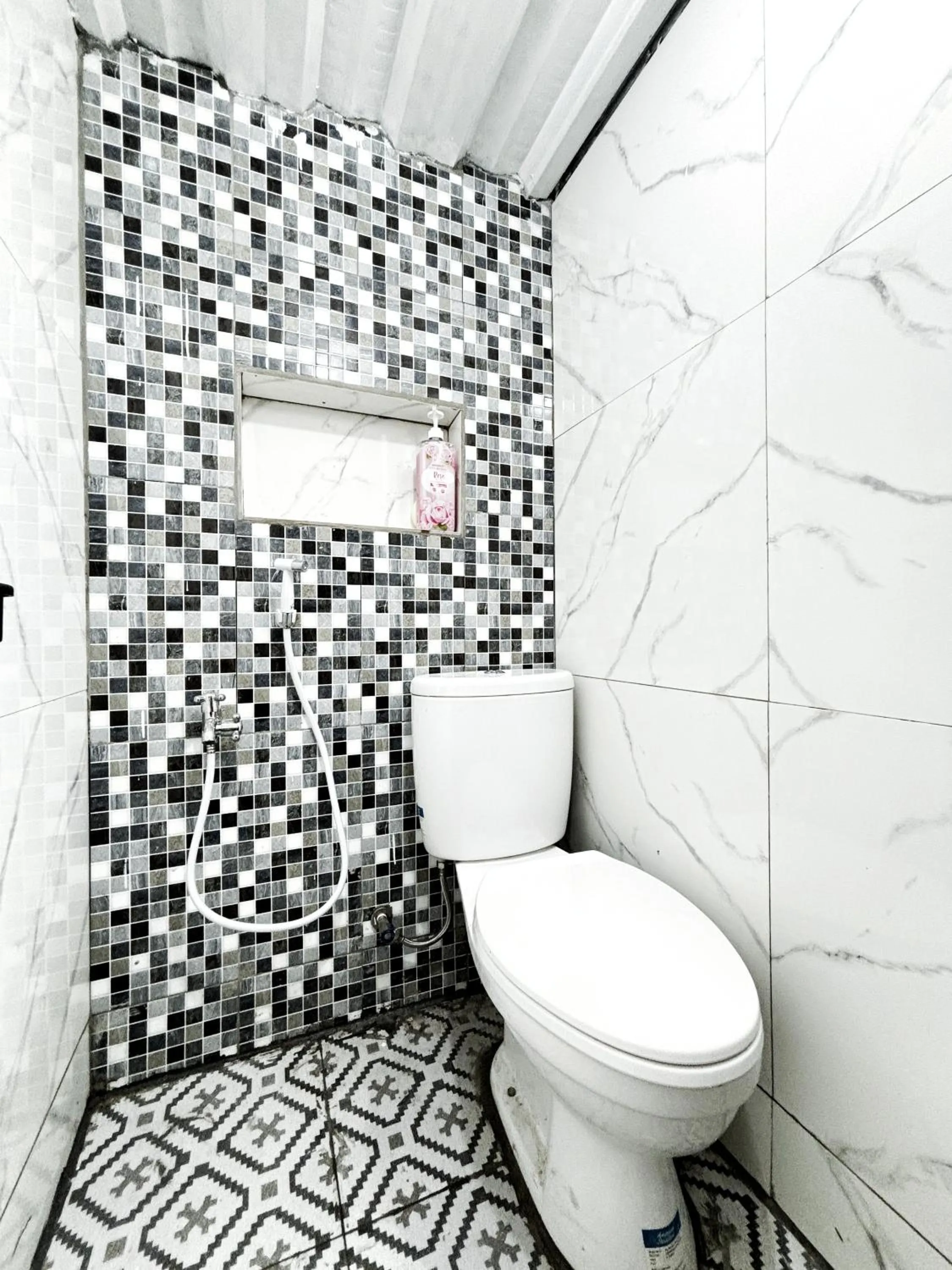 Toilet in Kost Harian Semarang Murah