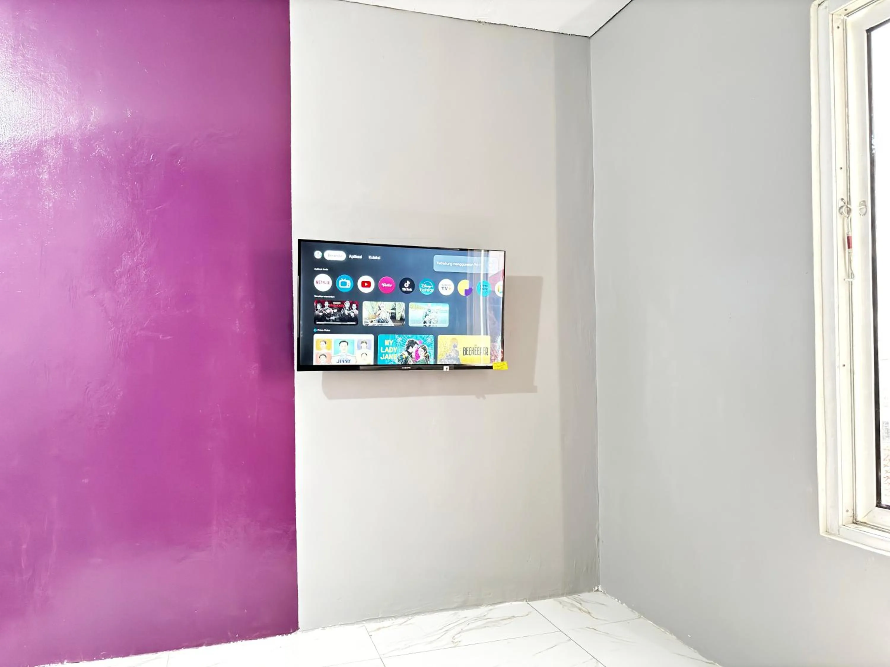 TV and multimedia in Kost Harian Semarang Murah