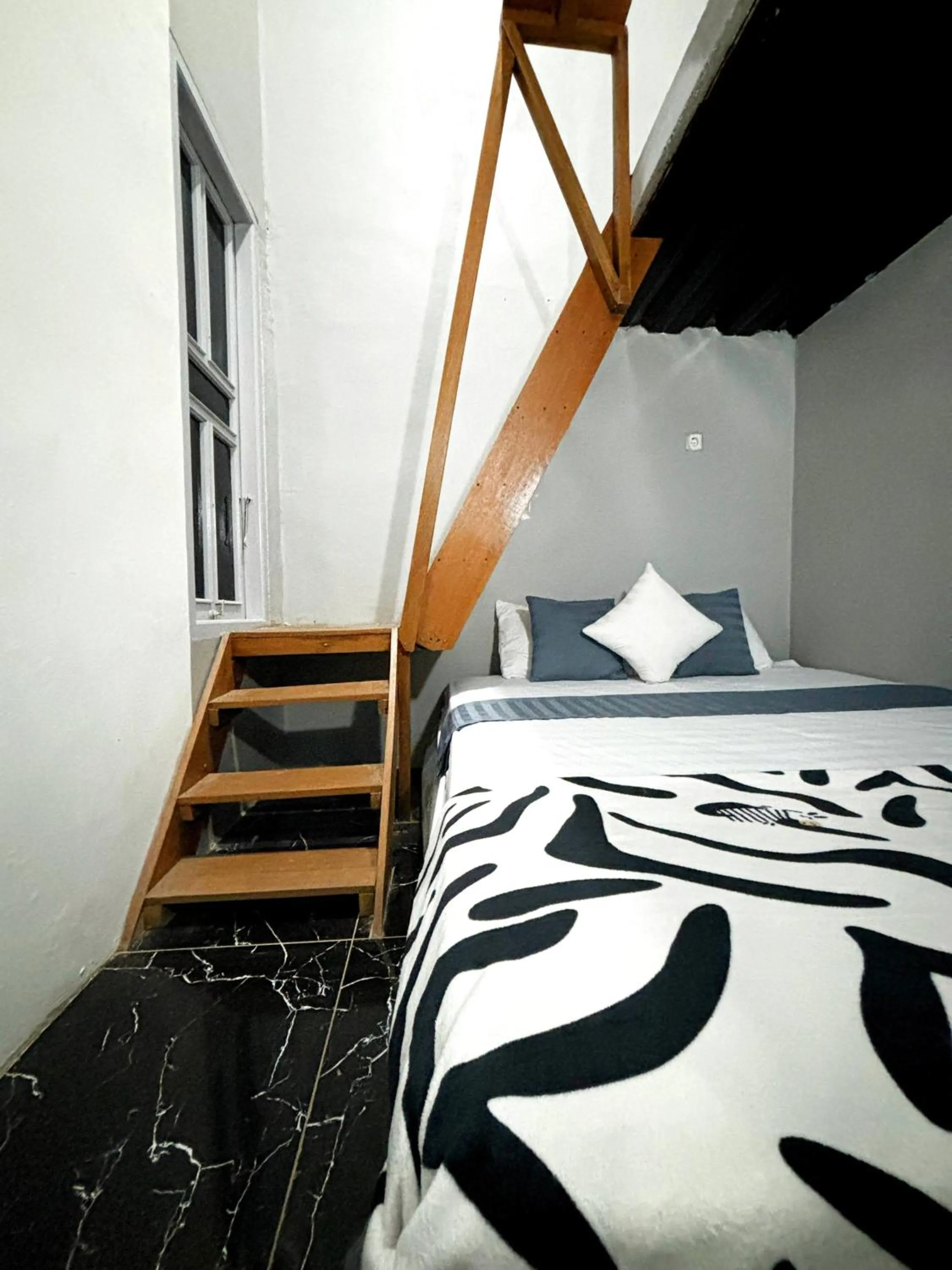 Bed in Kost Harian Semarang Murah