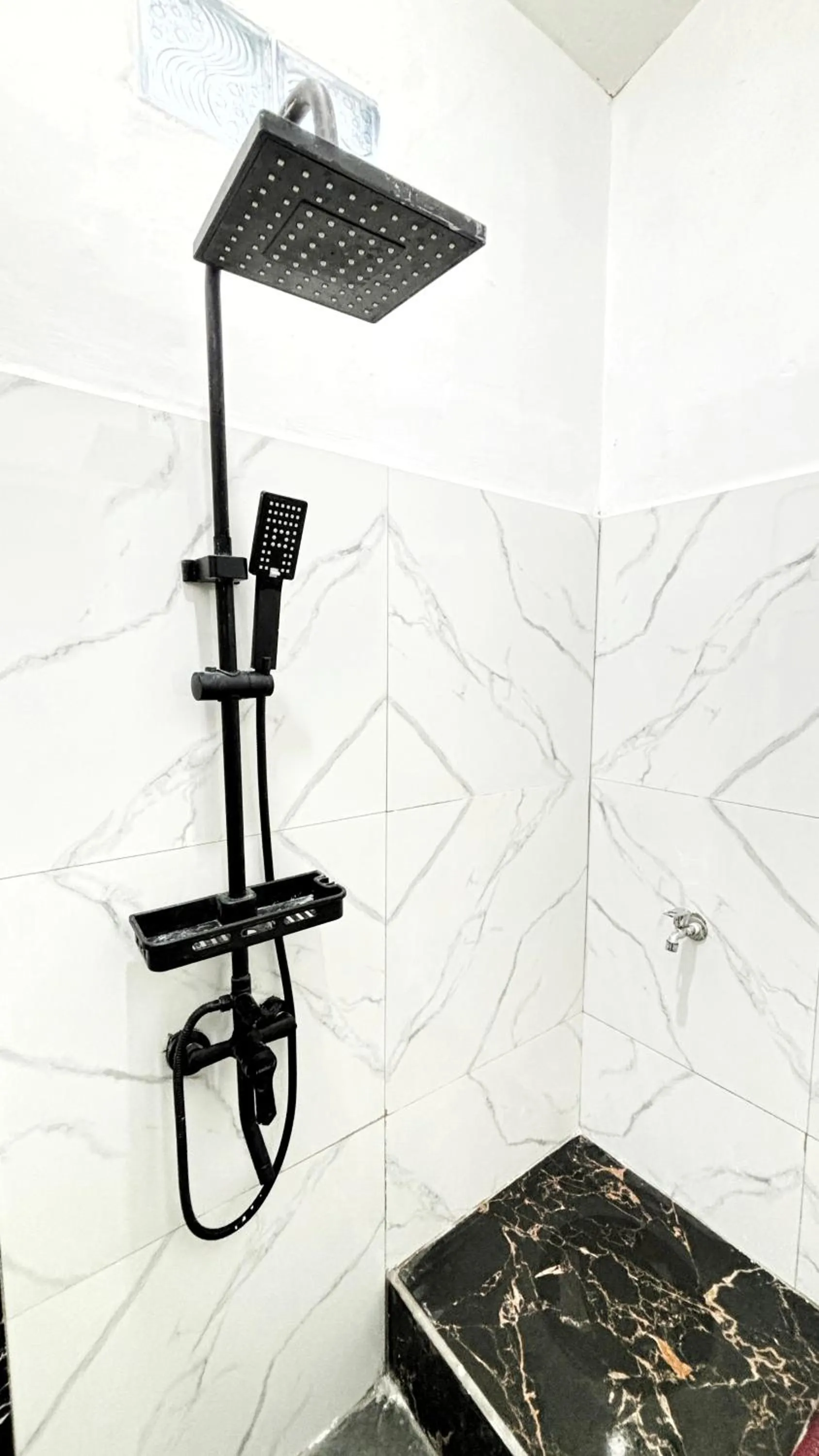 Shower in Kost Harian Semarang Murah