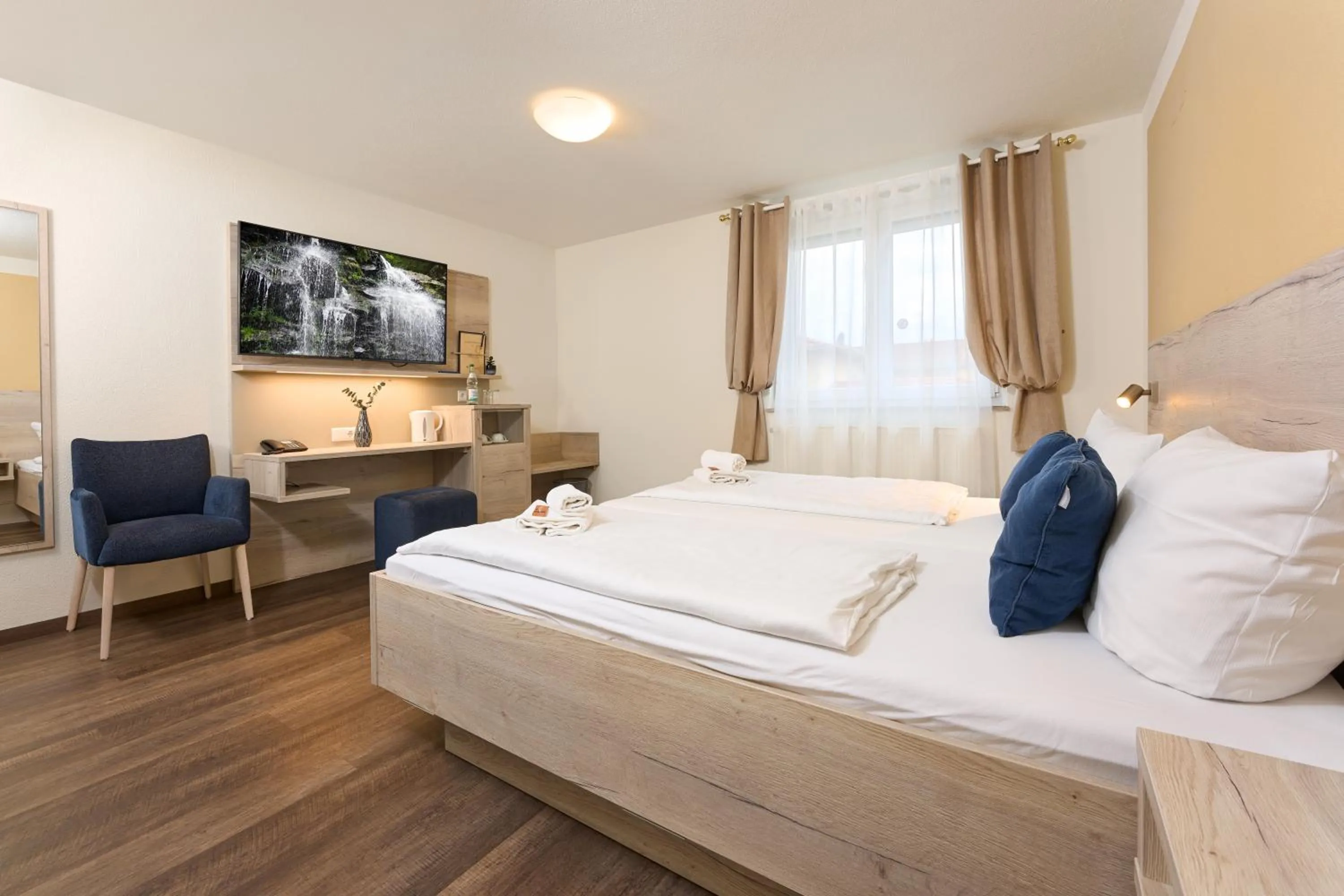 TV and multimedia, Bed in Hotel Apollon Rust