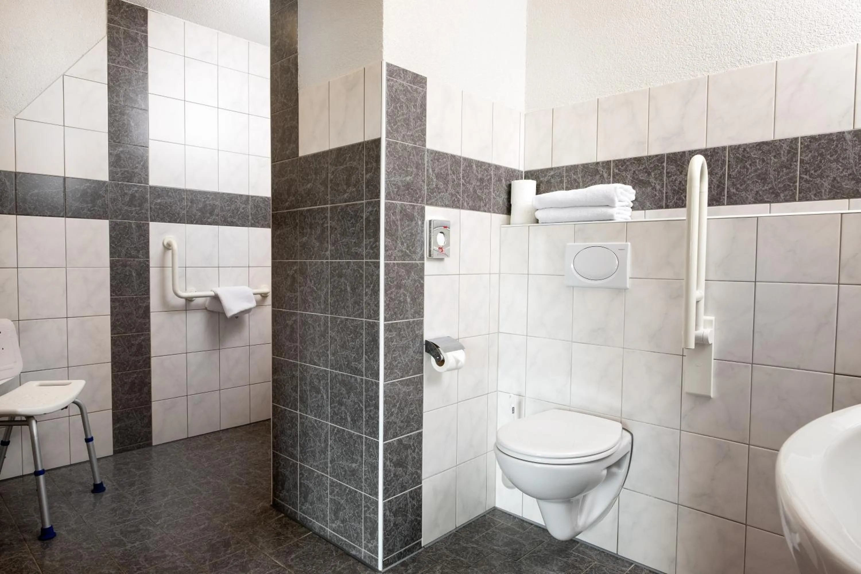 Shower in Hotel Apollon Rust