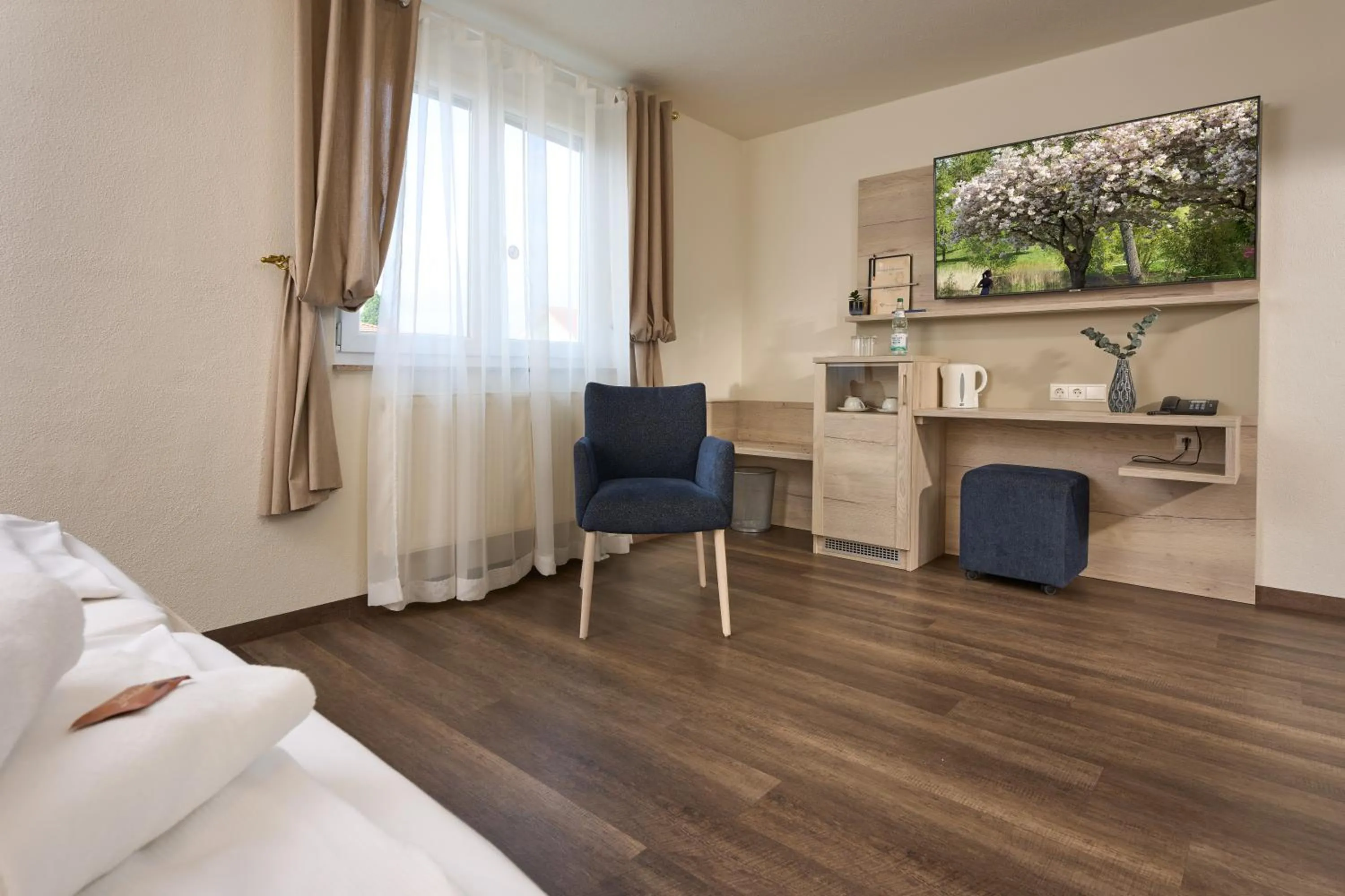 TV and multimedia, Bed in Hotel Apollon Rust