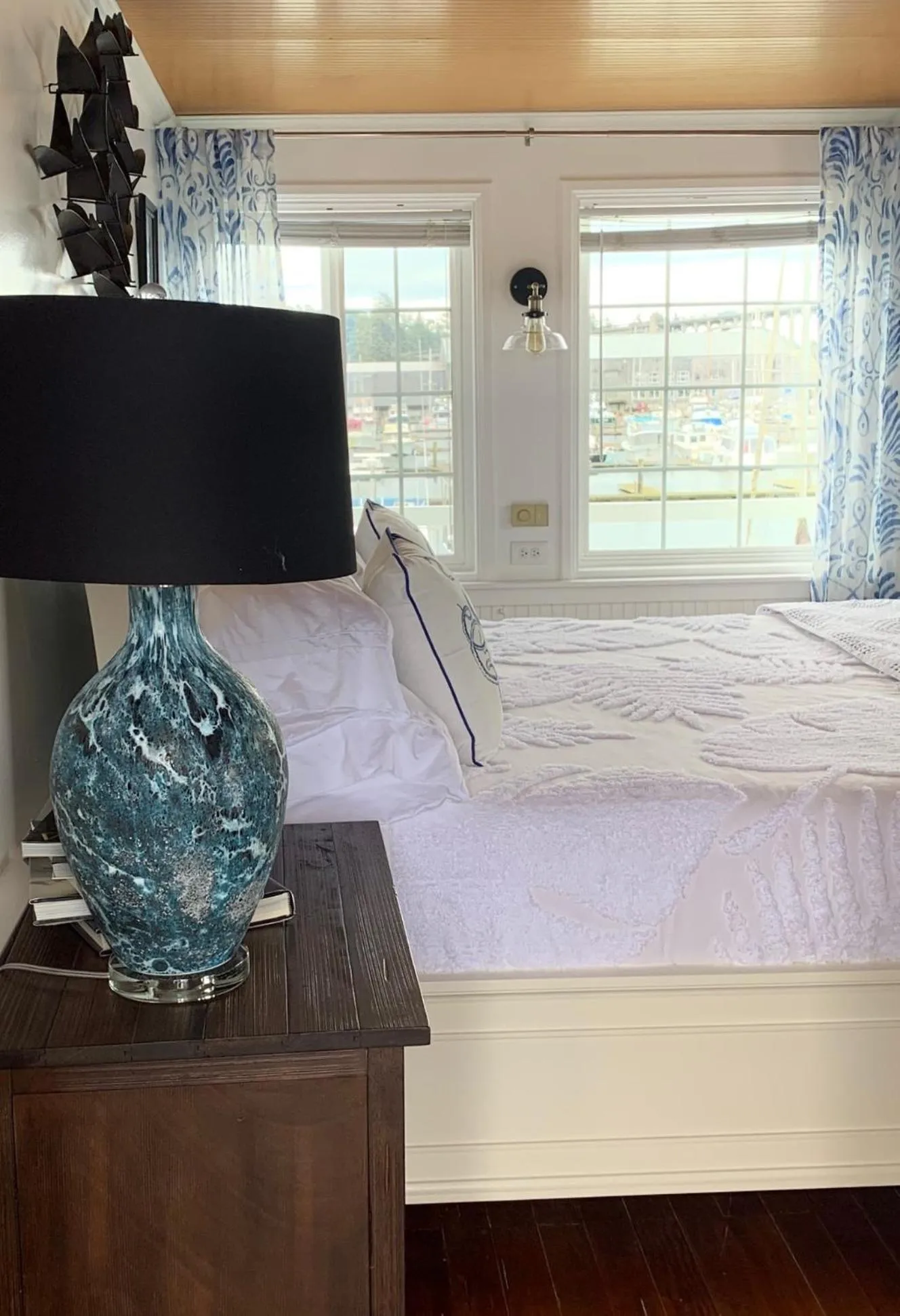 Photo of the whole room, Bed in The Newport Belle