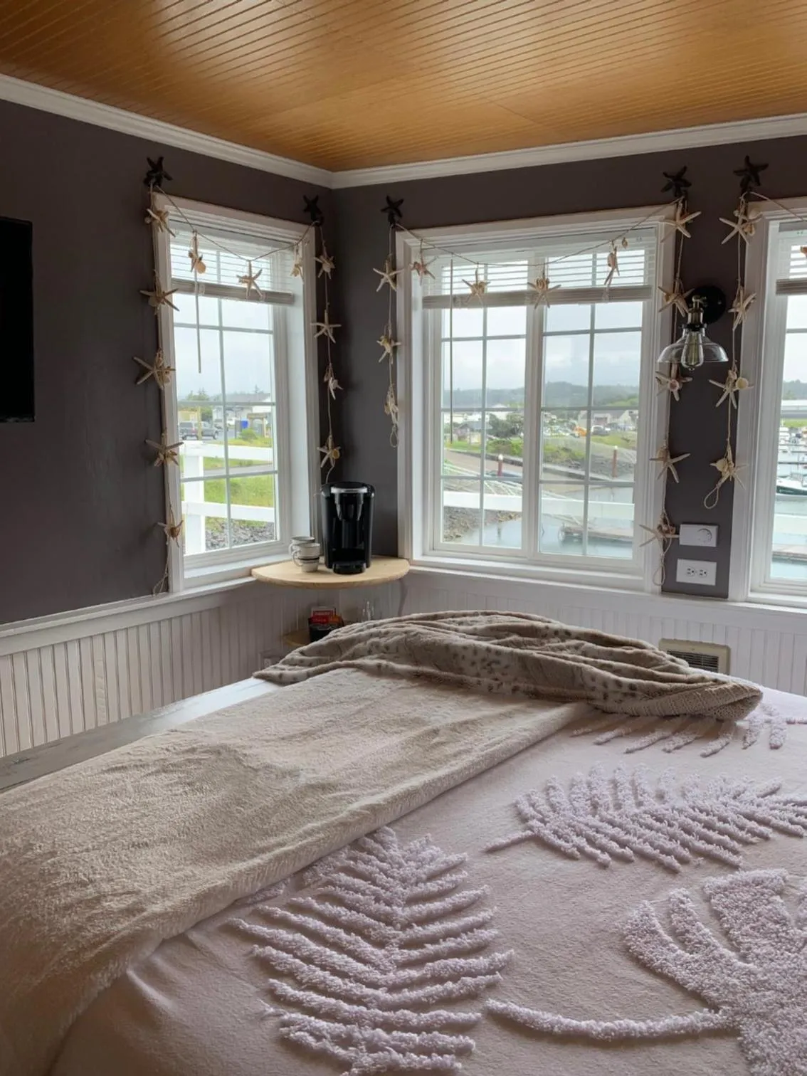 Photo of the whole room, Bed in The Newport Belle