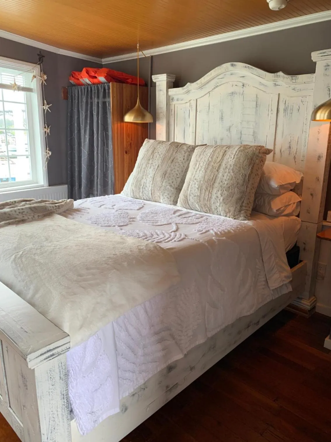 Photo of the whole room, Bed in The Newport Belle