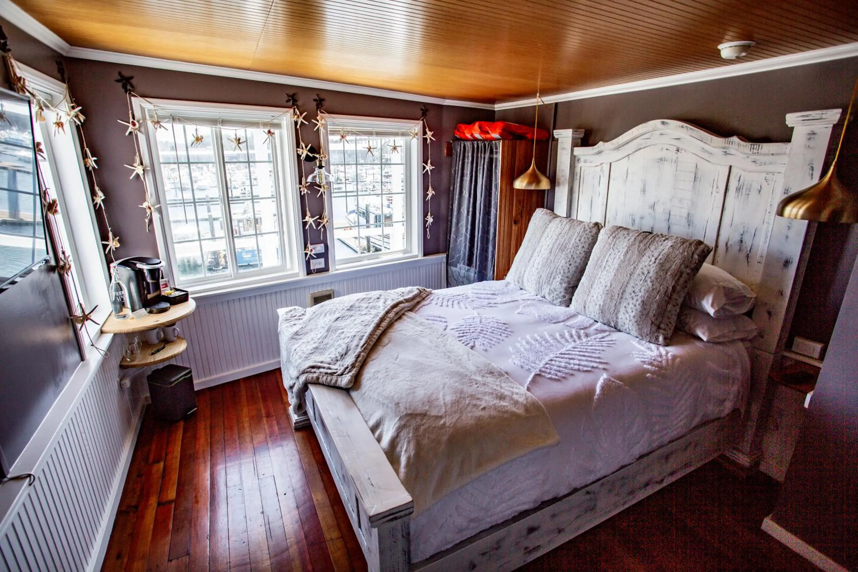 Photo of the whole room, Bed in The Newport Belle