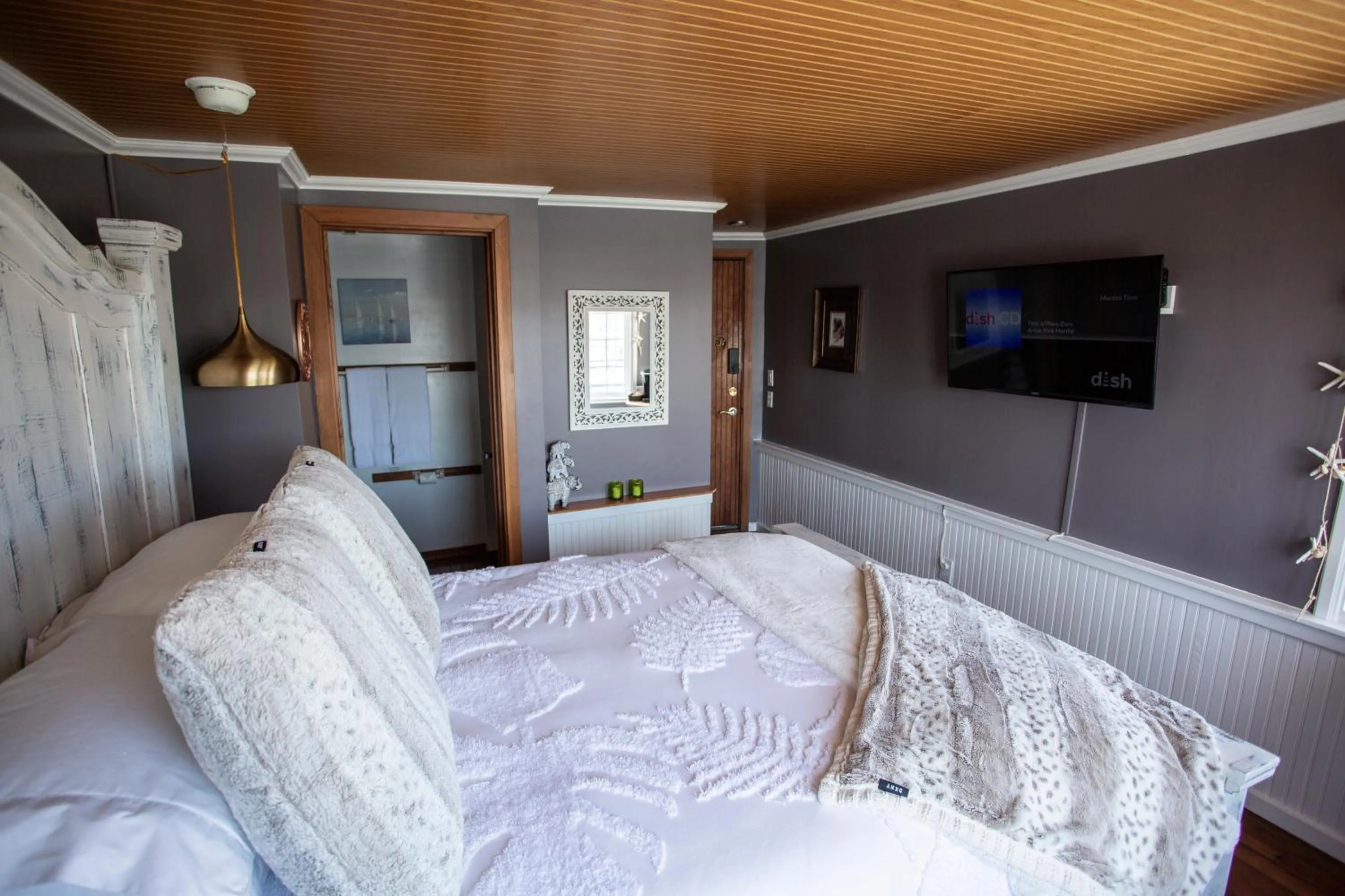 Photo of the whole room, Bed in The Newport Belle